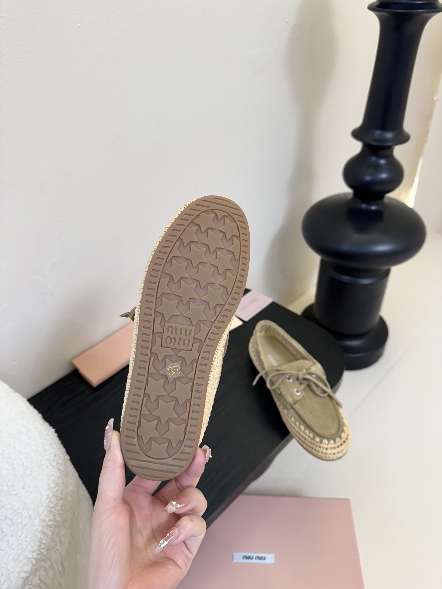 
Miu Miu* 25ss拉菲草编玛丽珍平底单鞋

代购级别 纯手工编织 搭配少女Miu标志 精致又摩