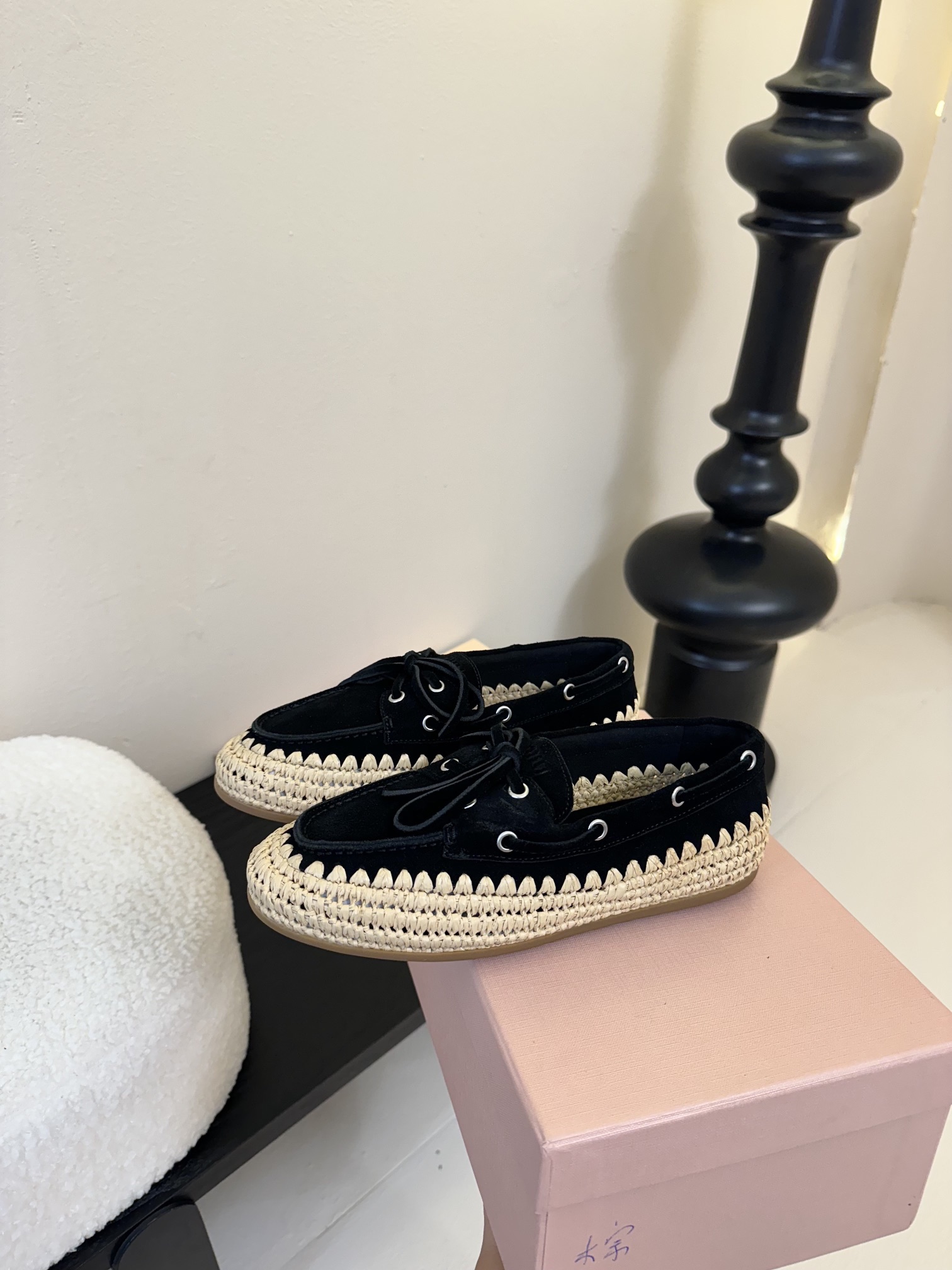 
Miu Miu* 25ss拉菲草编玛丽珍平底单鞋

代购级别 纯手工编织 搭配少女Miu标志 精致又摩