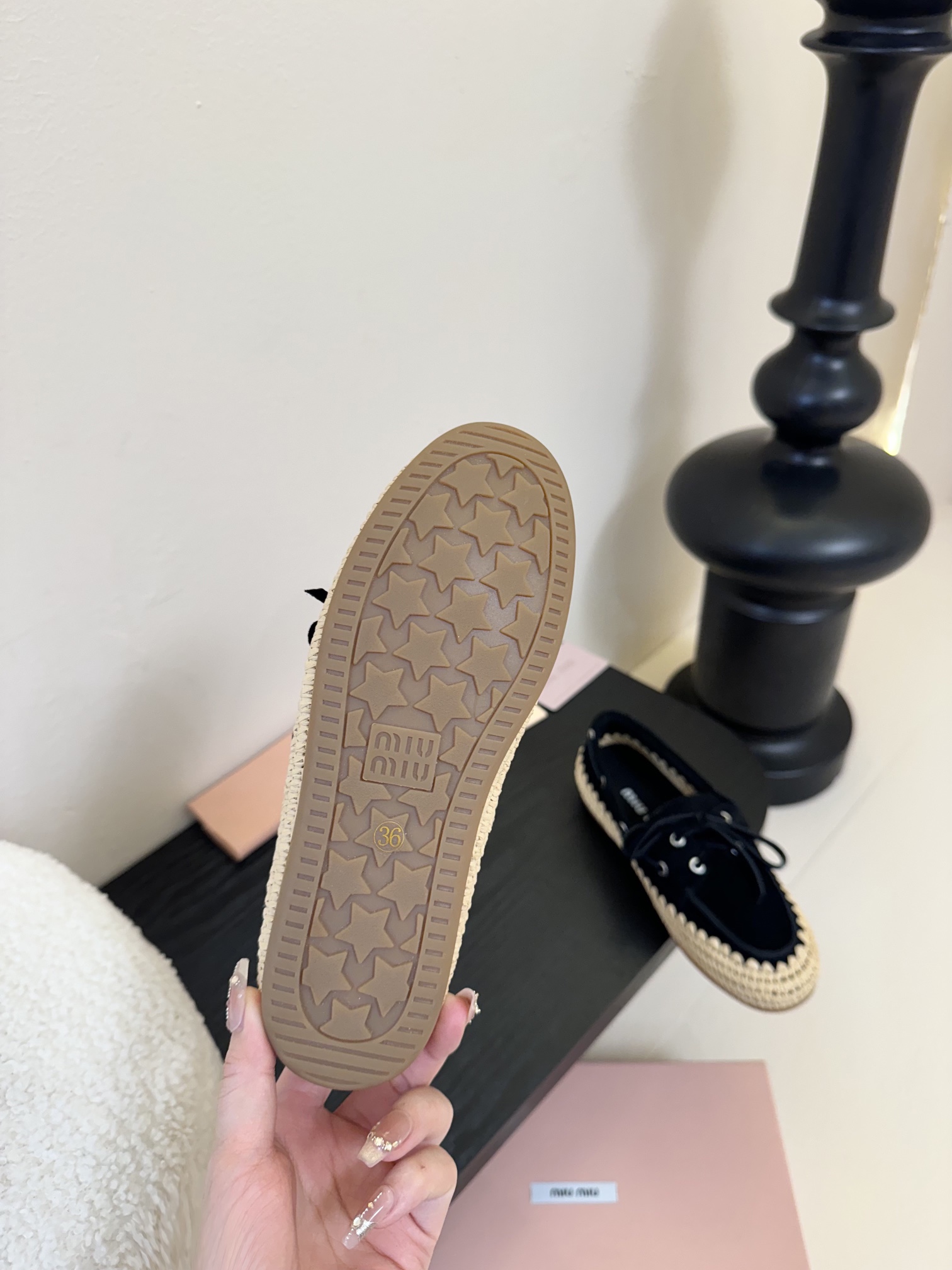
Miu Miu* 25ss拉菲草编玛丽珍平底单鞋

代购级别 纯手工编织 搭配少女Miu标志 精致又摩