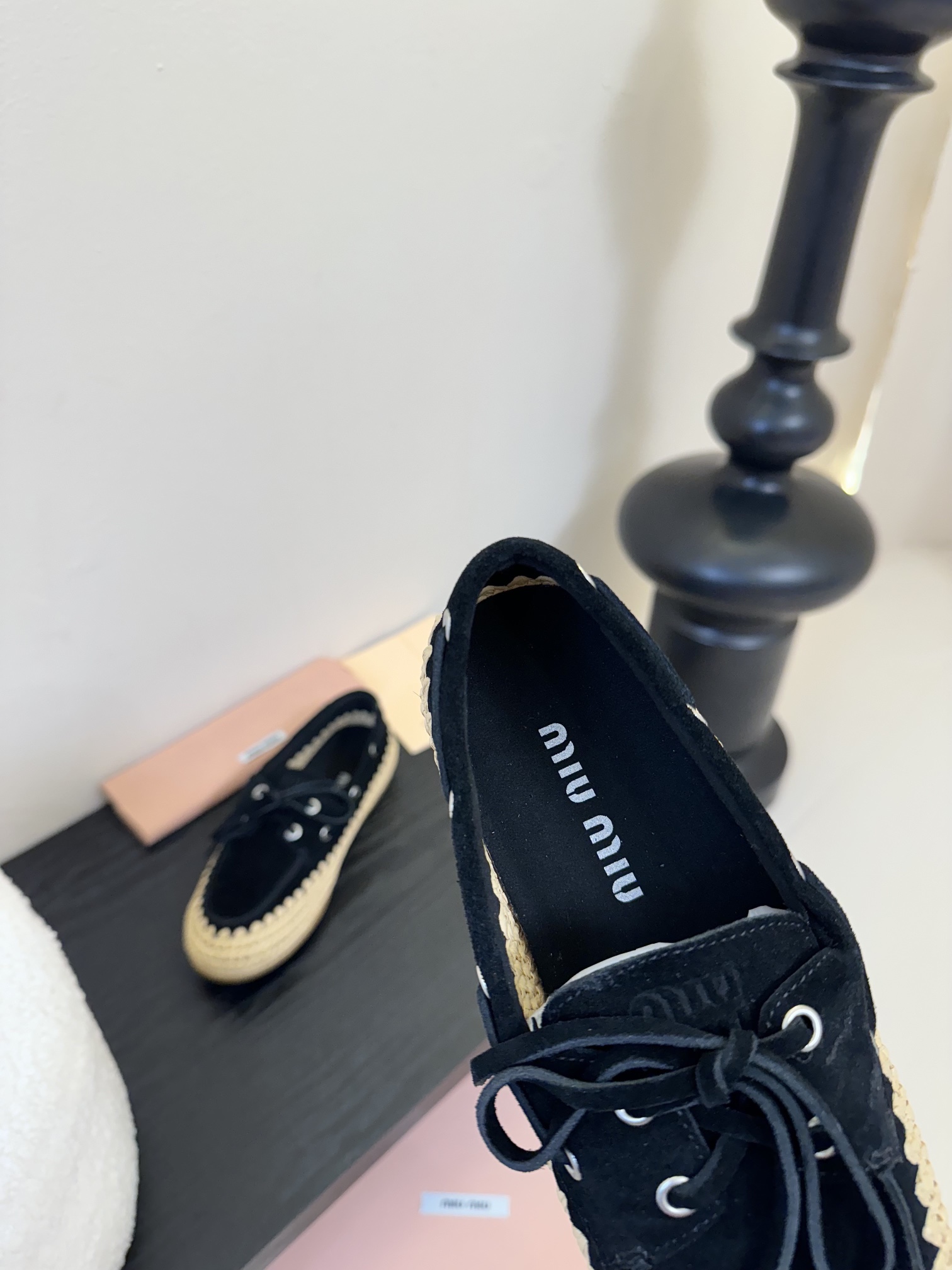 
Miu Miu* 25ss拉菲草编玛丽珍平底单鞋

代购级别 纯手工编织 搭配少女Miu标志 精致又摩