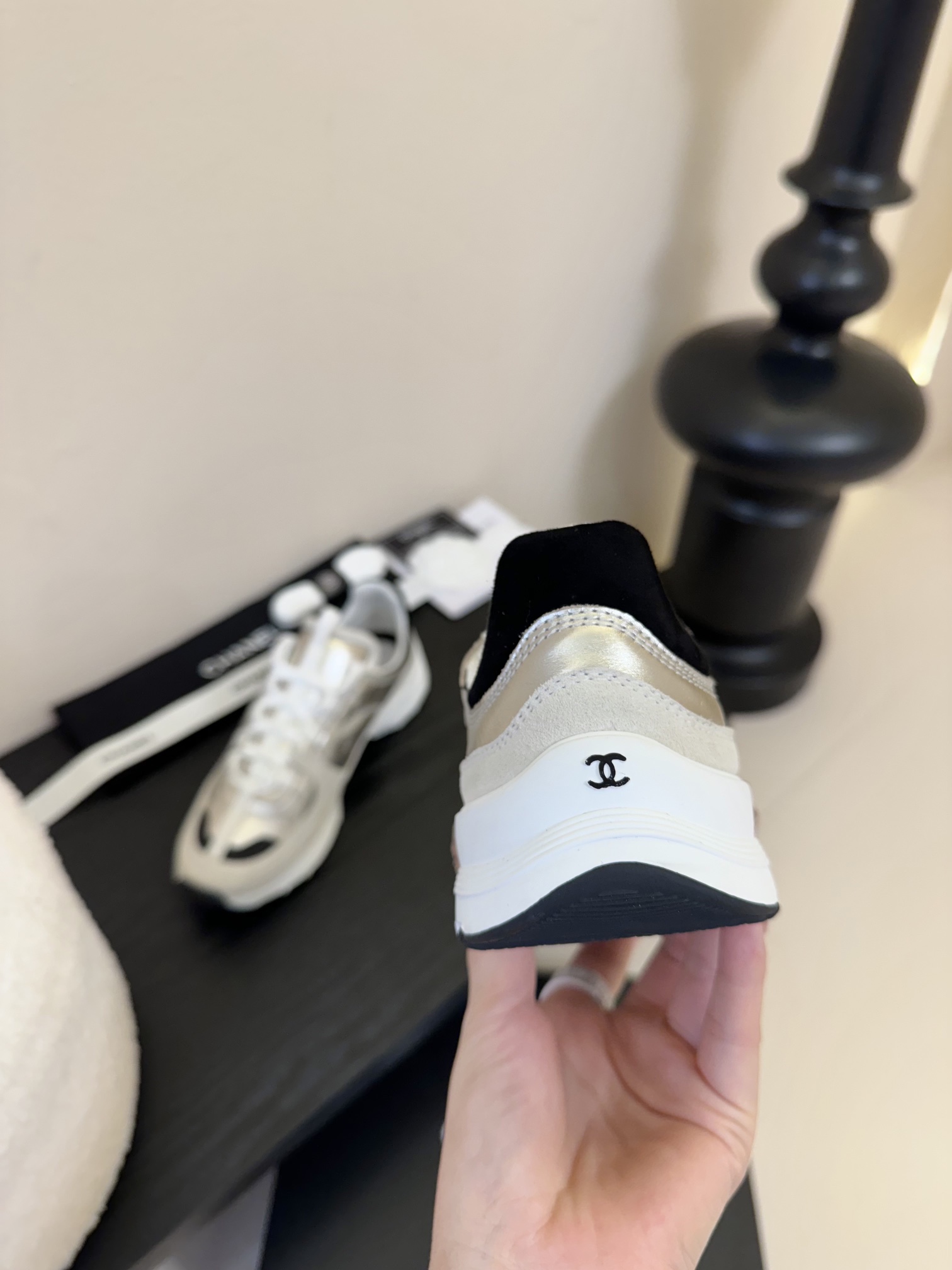 
香奈儿25c新品休闲运动鞋‼️超级推荐这一季的运动鞋真的绝美啊 实在是太好看了。
很轻很软糯 喜欢爬山