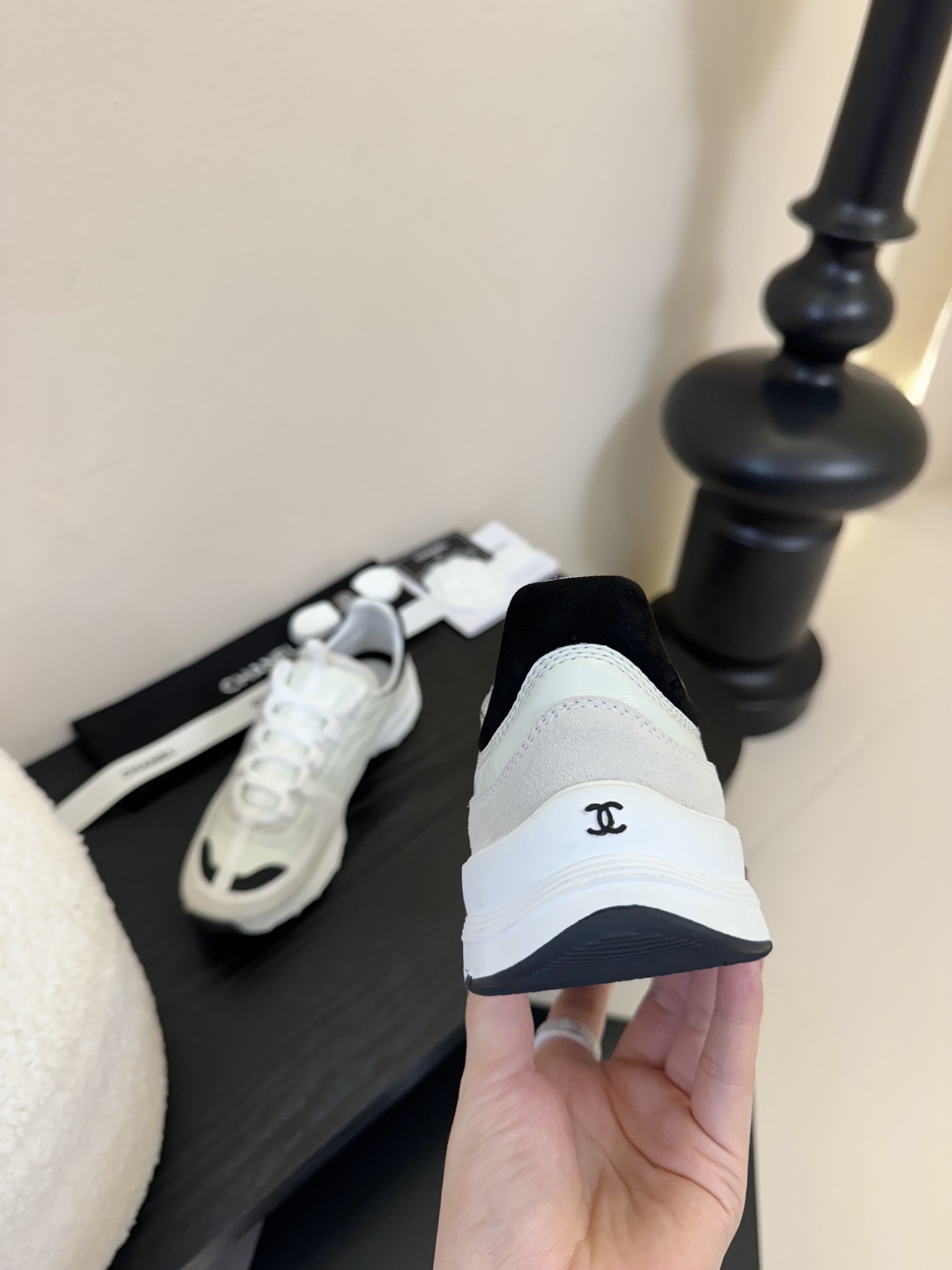 
香奈儿25c新品休闲运动鞋‼️超级推荐这一季的运动鞋真的绝美啊 实在是太好看了。
很轻很软糯 喜欢爬山