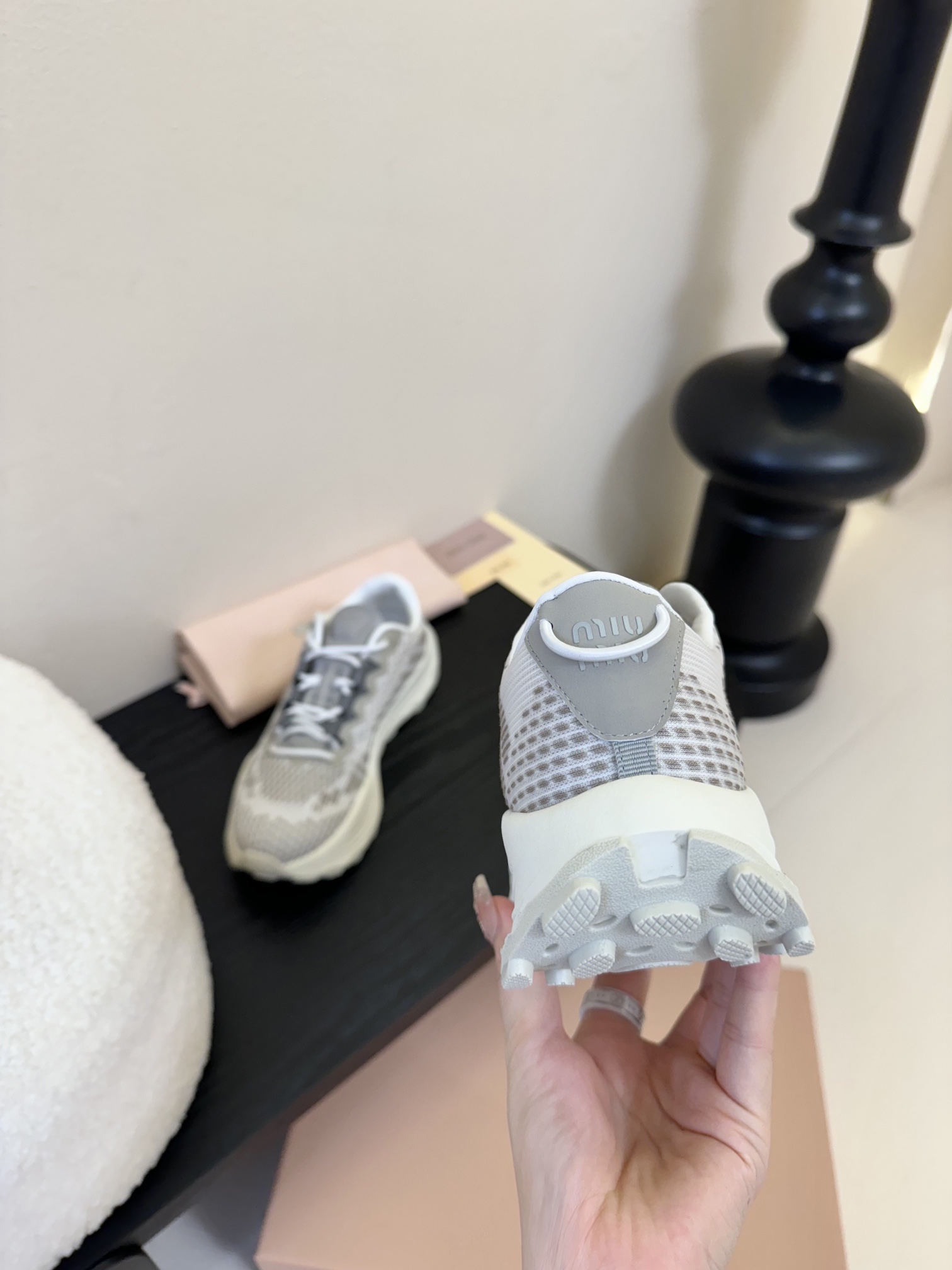 
MIUMIU 缪缪新款美式复古风~ 颜值担当火爆款运动鞋 不得不入的一款～做旧时尚，简约高级 随意搭配