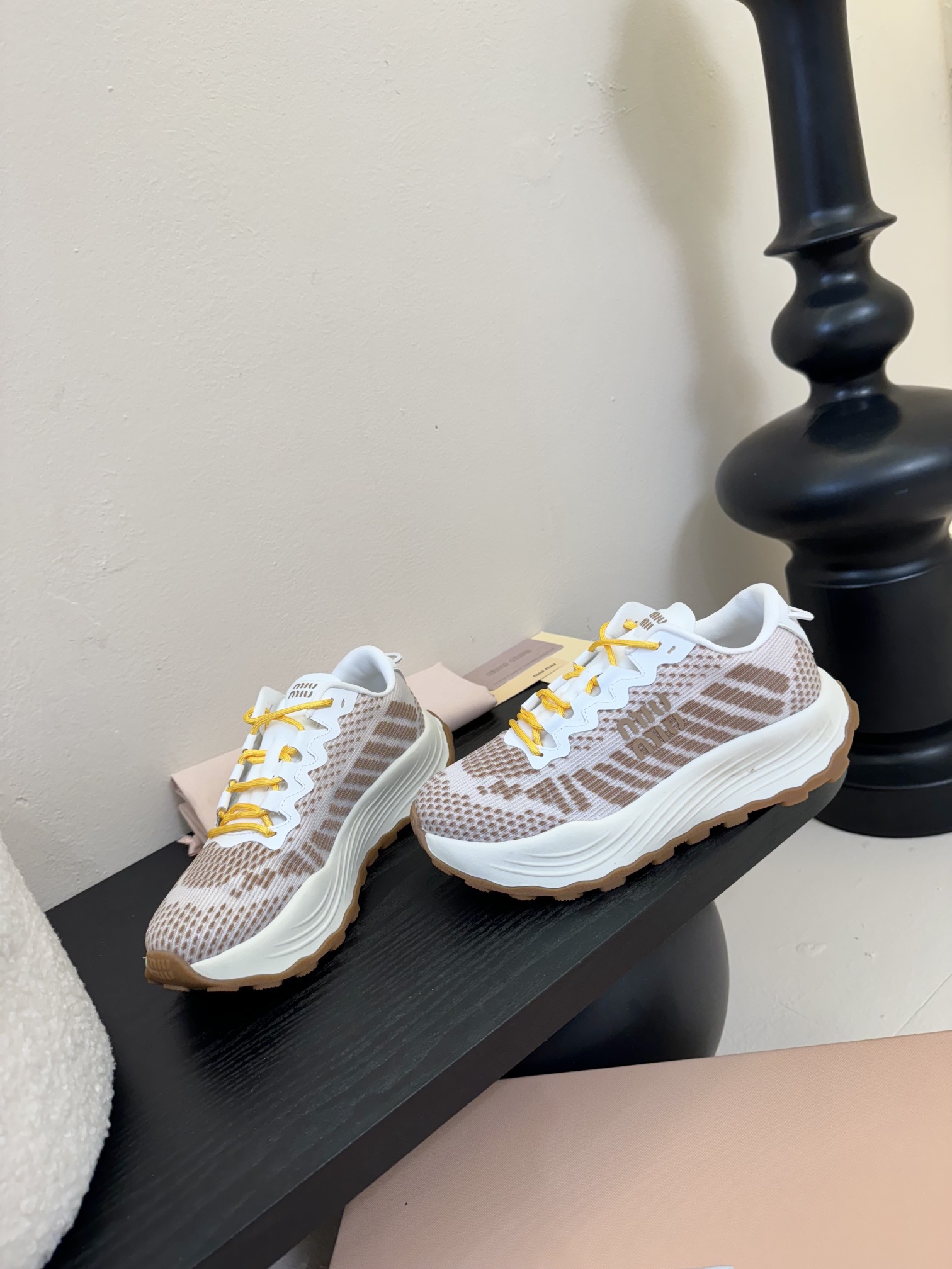 
MIUMIU 缪缪新款美式复古风~ 颜值担当火爆款运动鞋 不得不入的一款～做旧时尚，简约高级 随意搭配