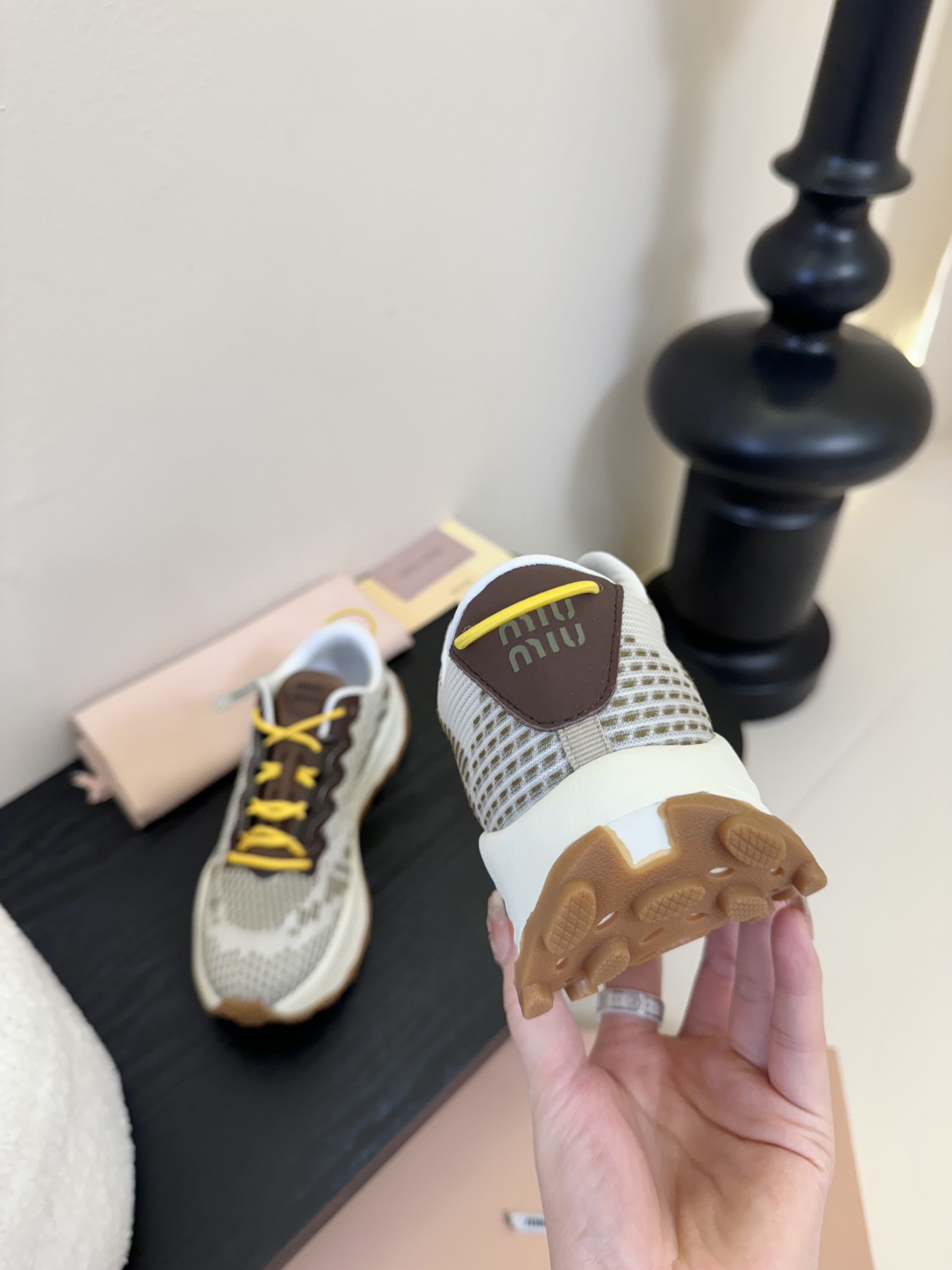 
MIUMIU 缪缪新款美式复古风~ 颜值担当火爆款运动鞋 不得不入的一款～做旧时尚，简约高级 随意搭配