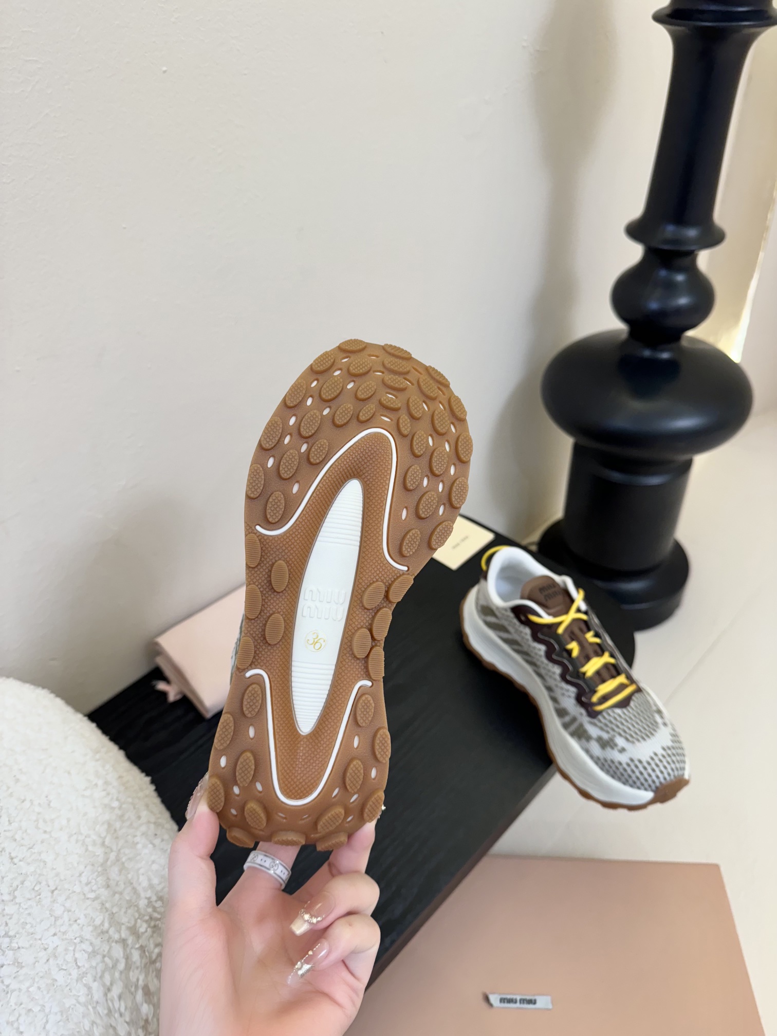 
MIUMIU 缪缪新款美式复古风~ 颜值担当火爆款运动鞋 不得不入的一款～做旧时尚，简约高级 随意搭配