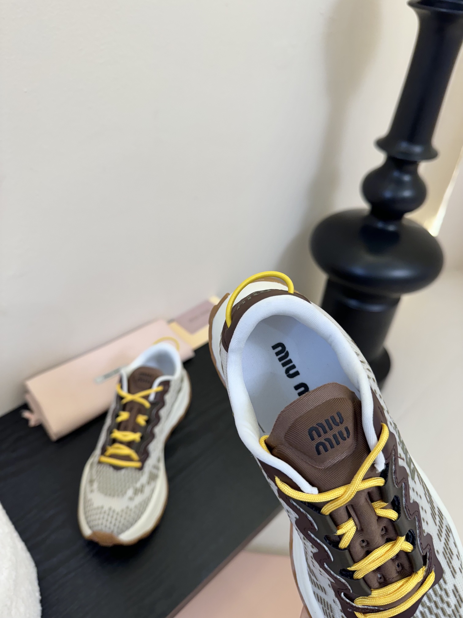 
MIUMIU 缪缪新款美式复古风~ 颜值担当火爆款运动鞋 不得不入的一款～做旧时尚，简约高级 随意搭配