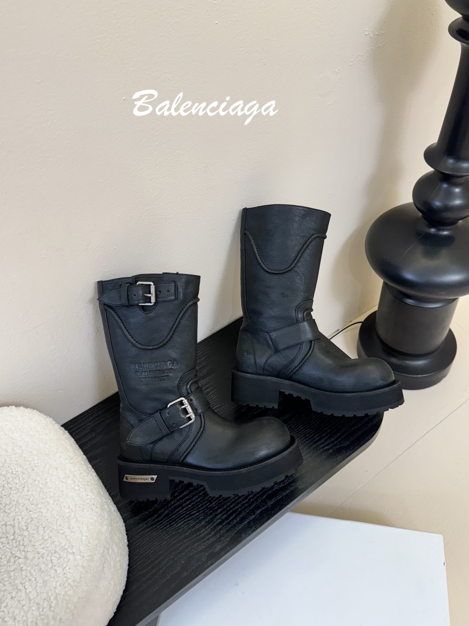 
Balenciaga 巴黎世家 25ss新款 走秀款 暗黑风酷女孩必备 机车靴 长靴 

时尚宠儿又添