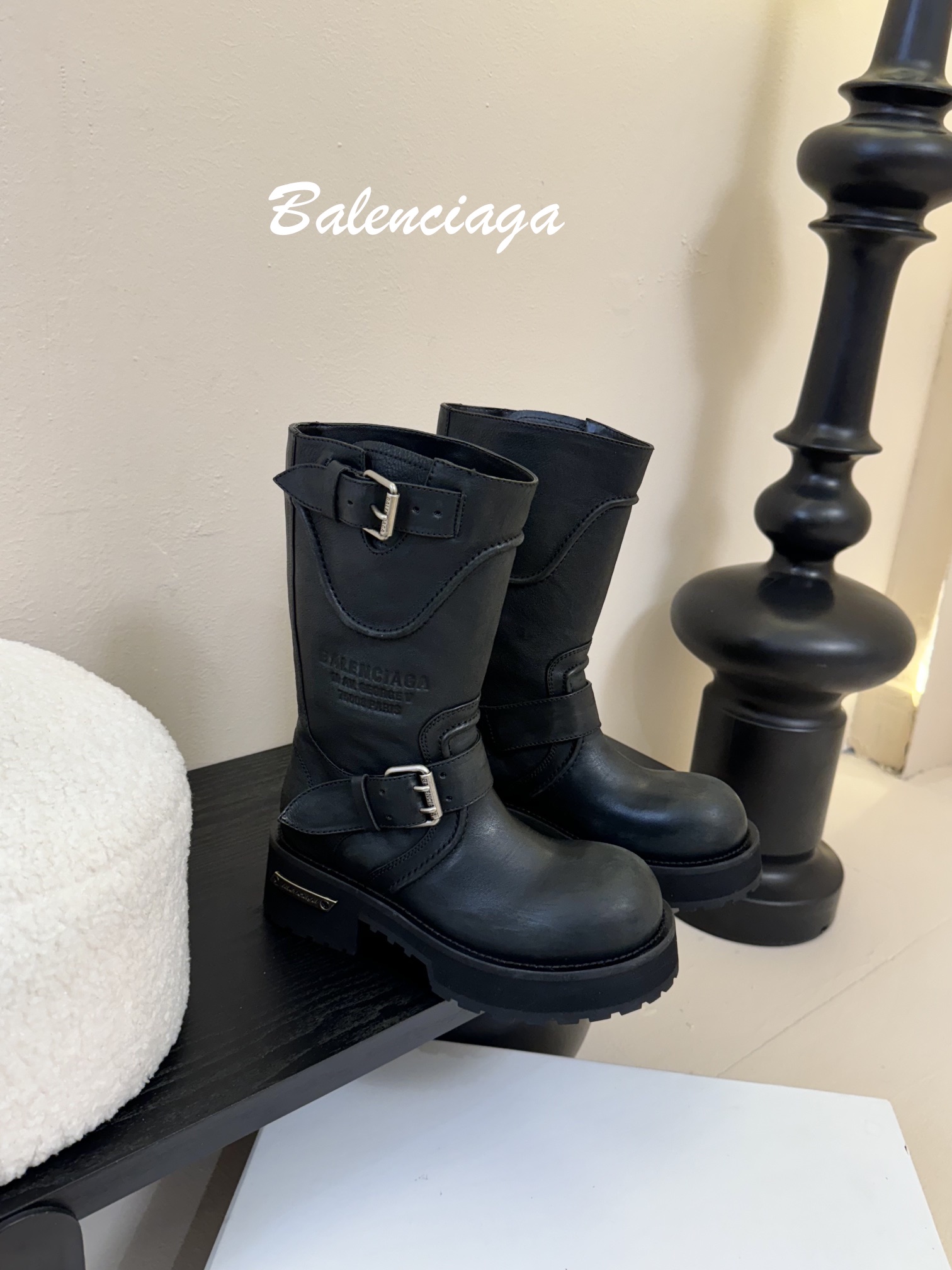 
Balenciaga 巴黎世家 25ss新款 走秀款 暗黑风酷女孩必备 机车靴 长靴 

时尚宠儿又添