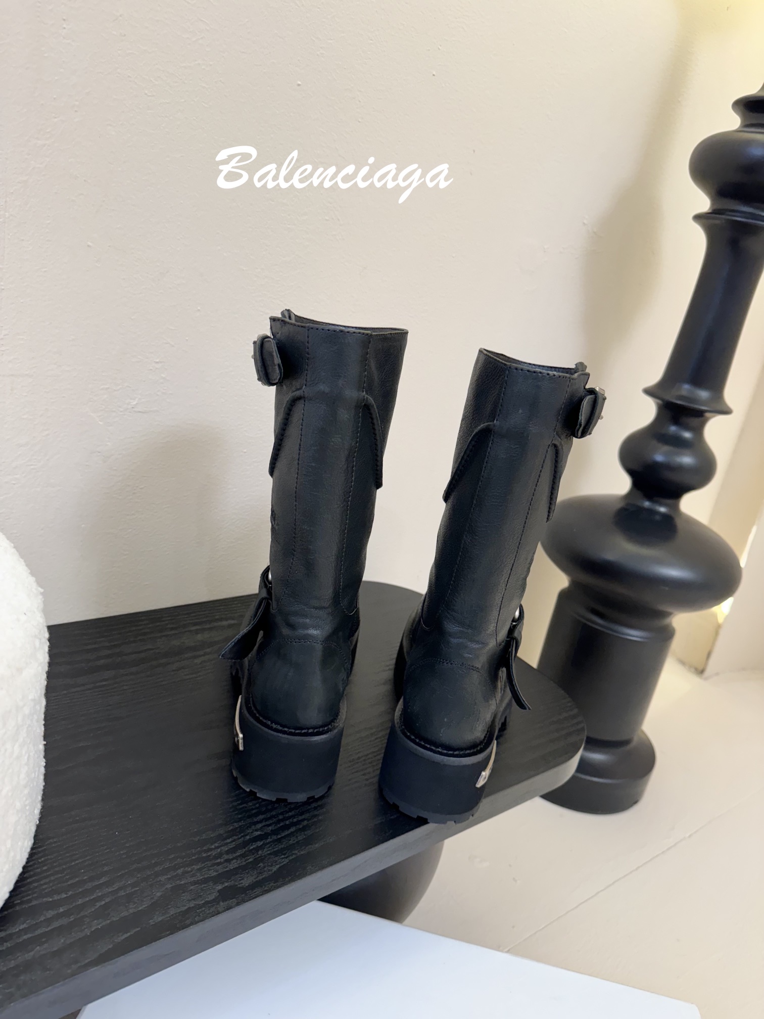 
Balenciaga 巴黎世家 25ss新款 走秀款 暗黑风酷女孩必备 机车靴 长靴 

时尚宠儿又添