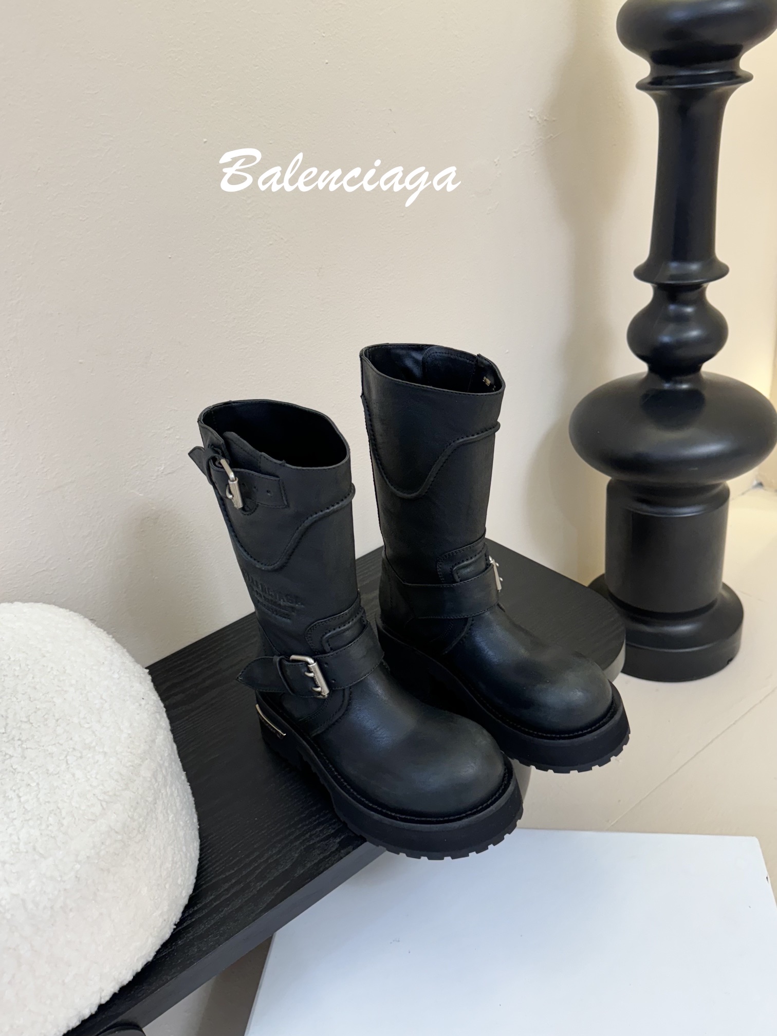 
Balenciaga 巴黎世家 25ss新款 走秀款 暗黑风酷女孩必备 机车靴 长靴 

时尚宠儿又添