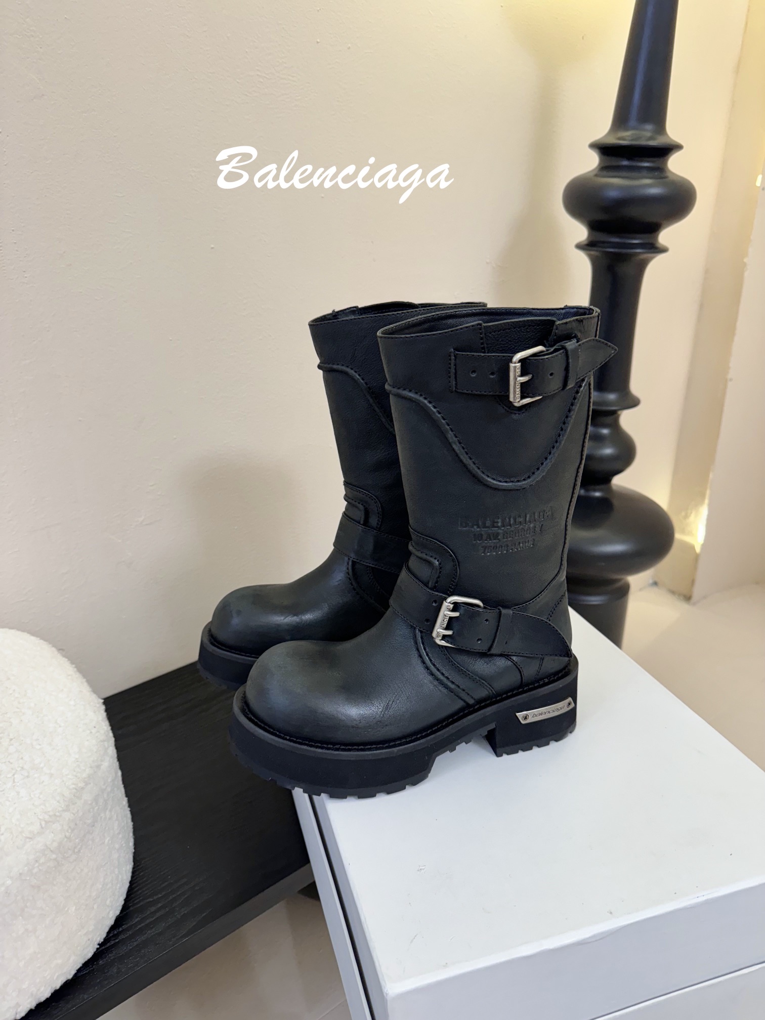 
Balenciaga 巴黎世家 25ss新款 走秀款 暗黑风酷女孩必备 机车靴 长靴 

时尚宠儿又添