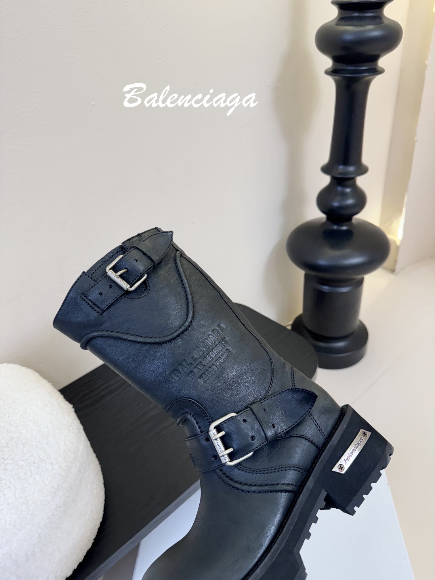 
Balenciaga 巴黎世家 25ss新款 走秀款 暗黑风酷女孩必备 机车靴 长靴 

时尚宠儿又添