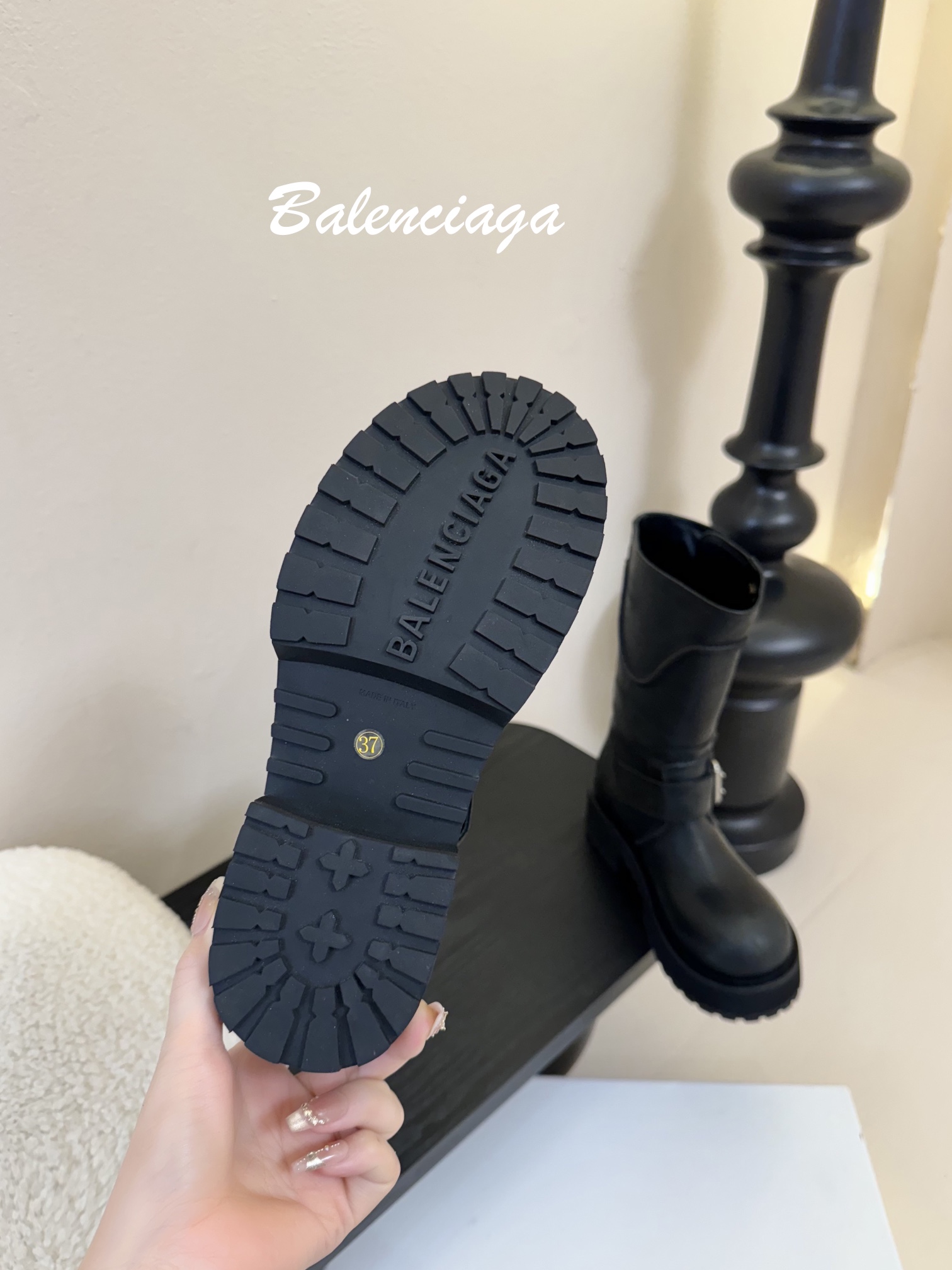 
Balenciaga 巴黎世家 25ss新款 走秀款 暗黑风酷女孩必备 机车靴 长靴 

时尚宠儿又添