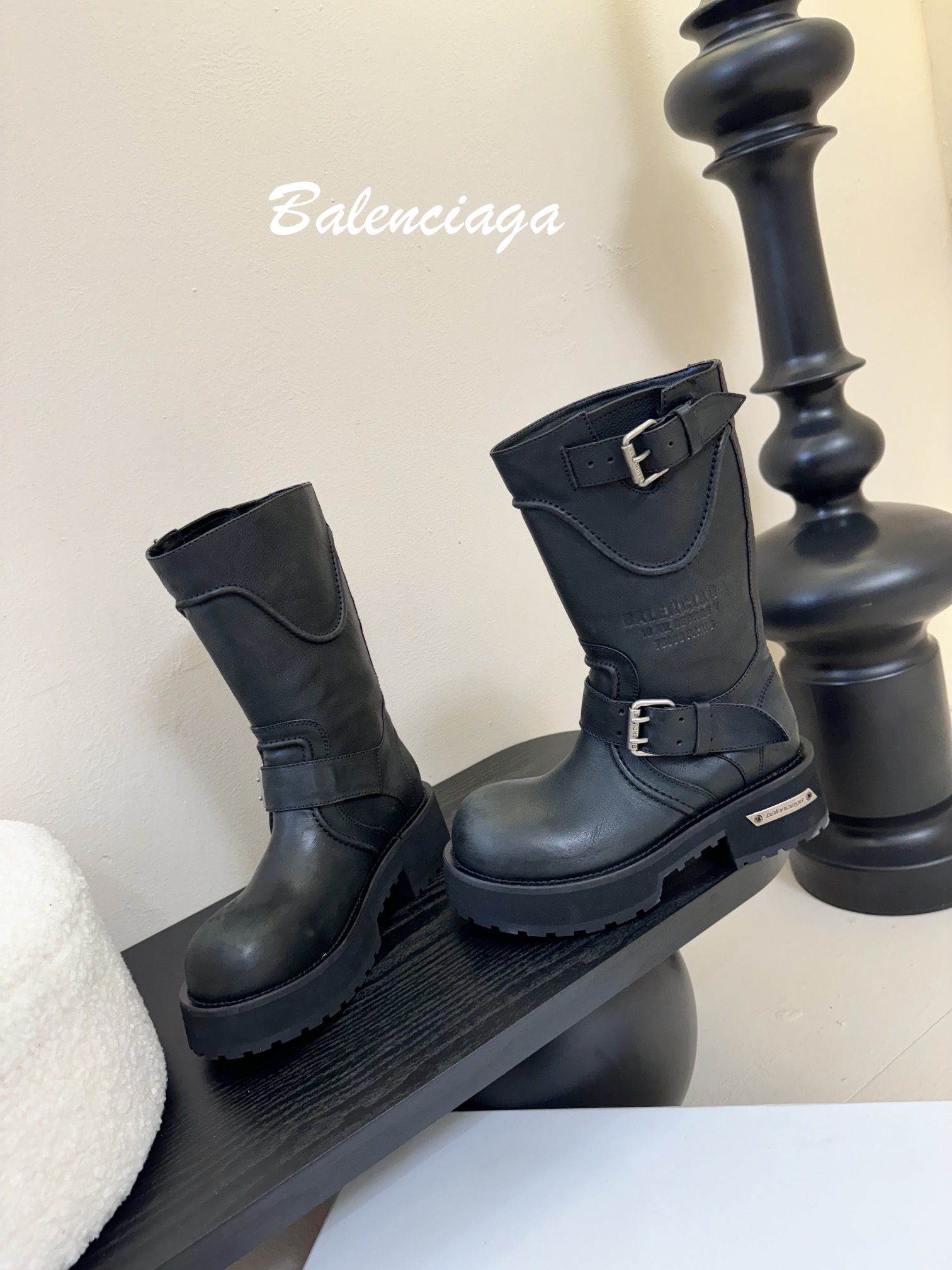 
Balenciaga 巴黎世家 25ss新款 走秀款 暗黑风酷女孩必备 机车靴 长靴 

时尚宠儿又添