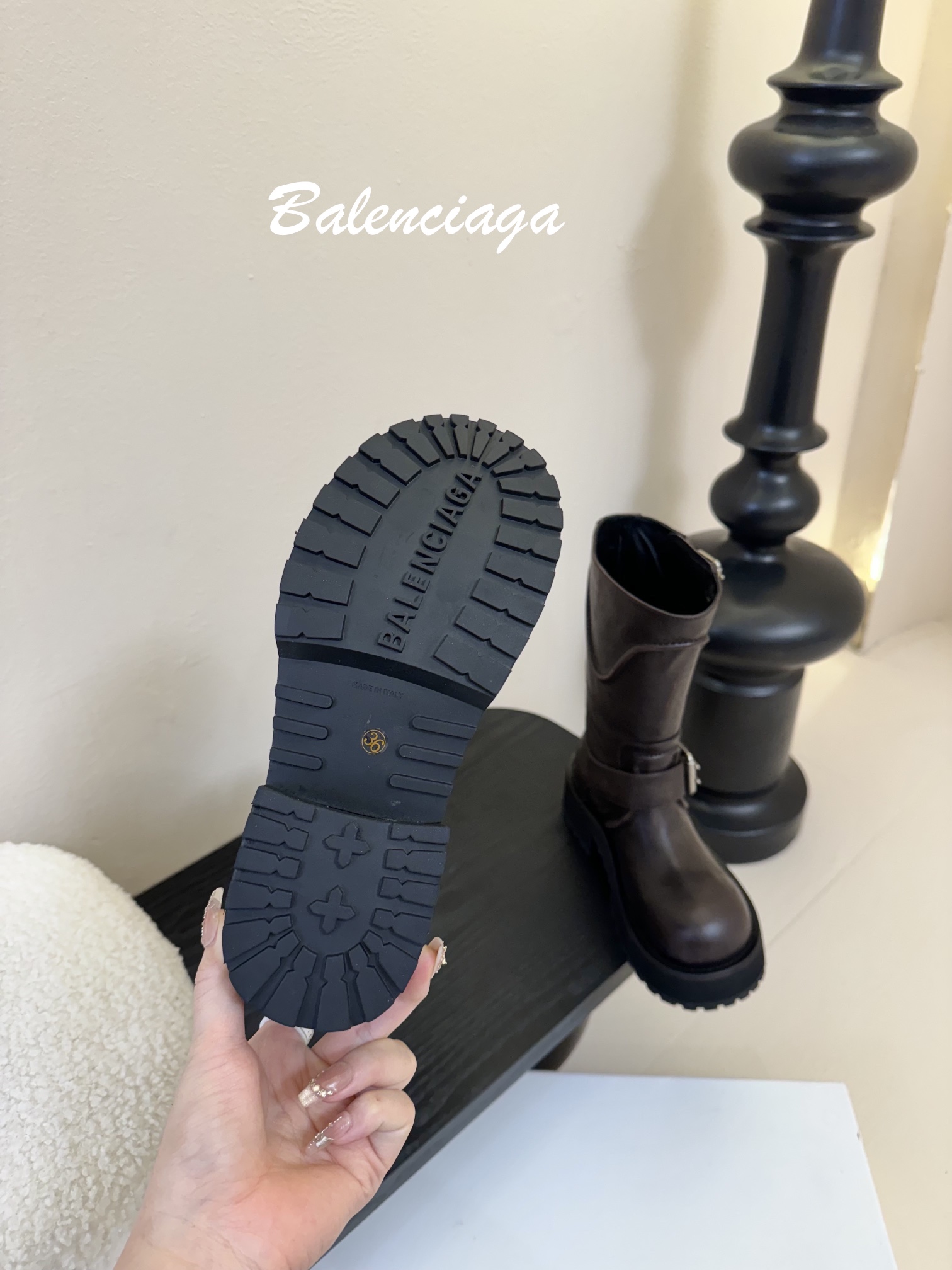 
Balenciaga 巴黎世家 25ss新款 走秀款 暗黑风酷女孩必备 机车靴 长靴 

时尚宠儿又添