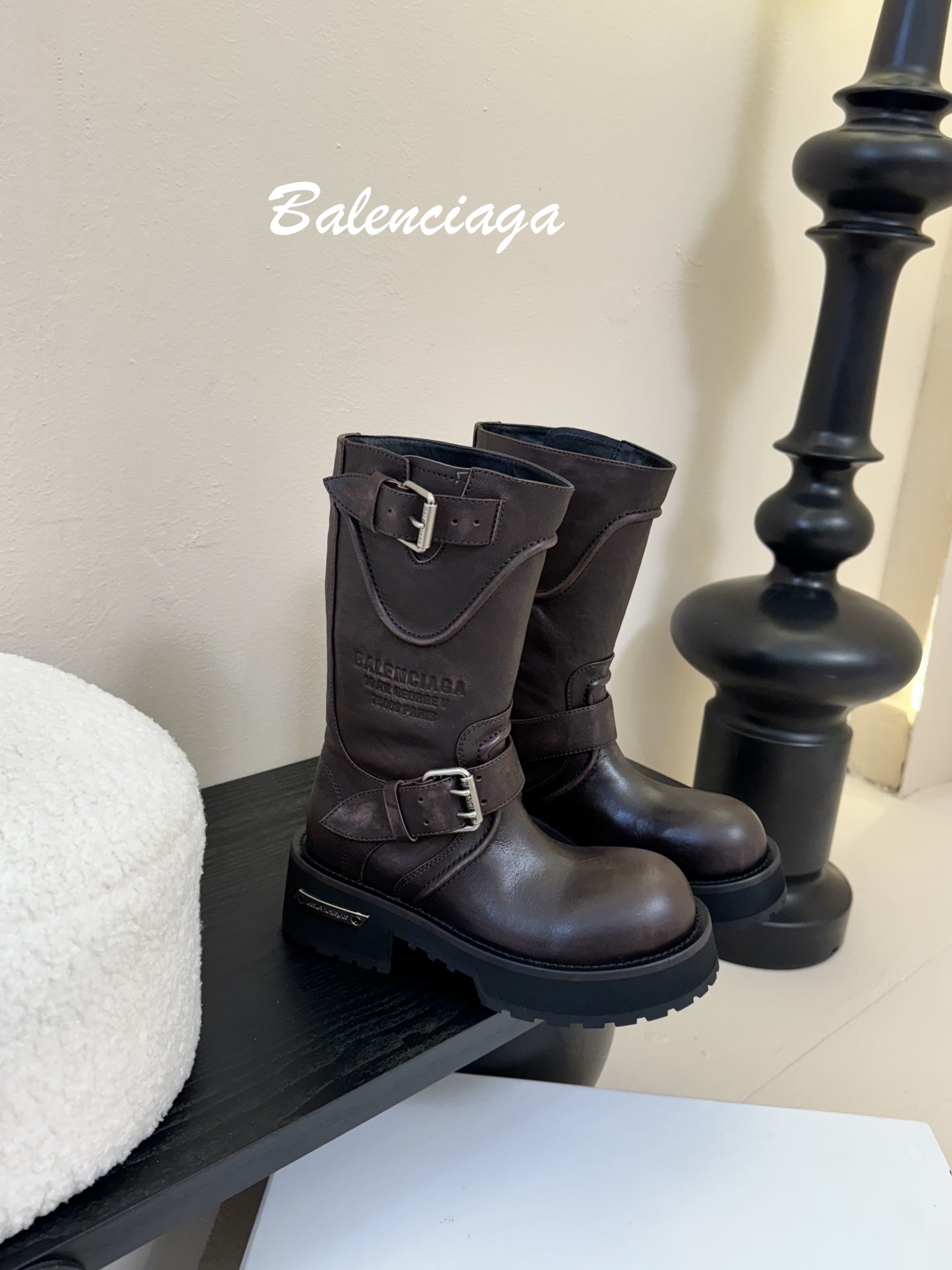 
Balenciaga 巴黎世家 25ss新款 走秀款 暗黑风酷女孩必备 机车靴 长靴 

时尚宠儿又添