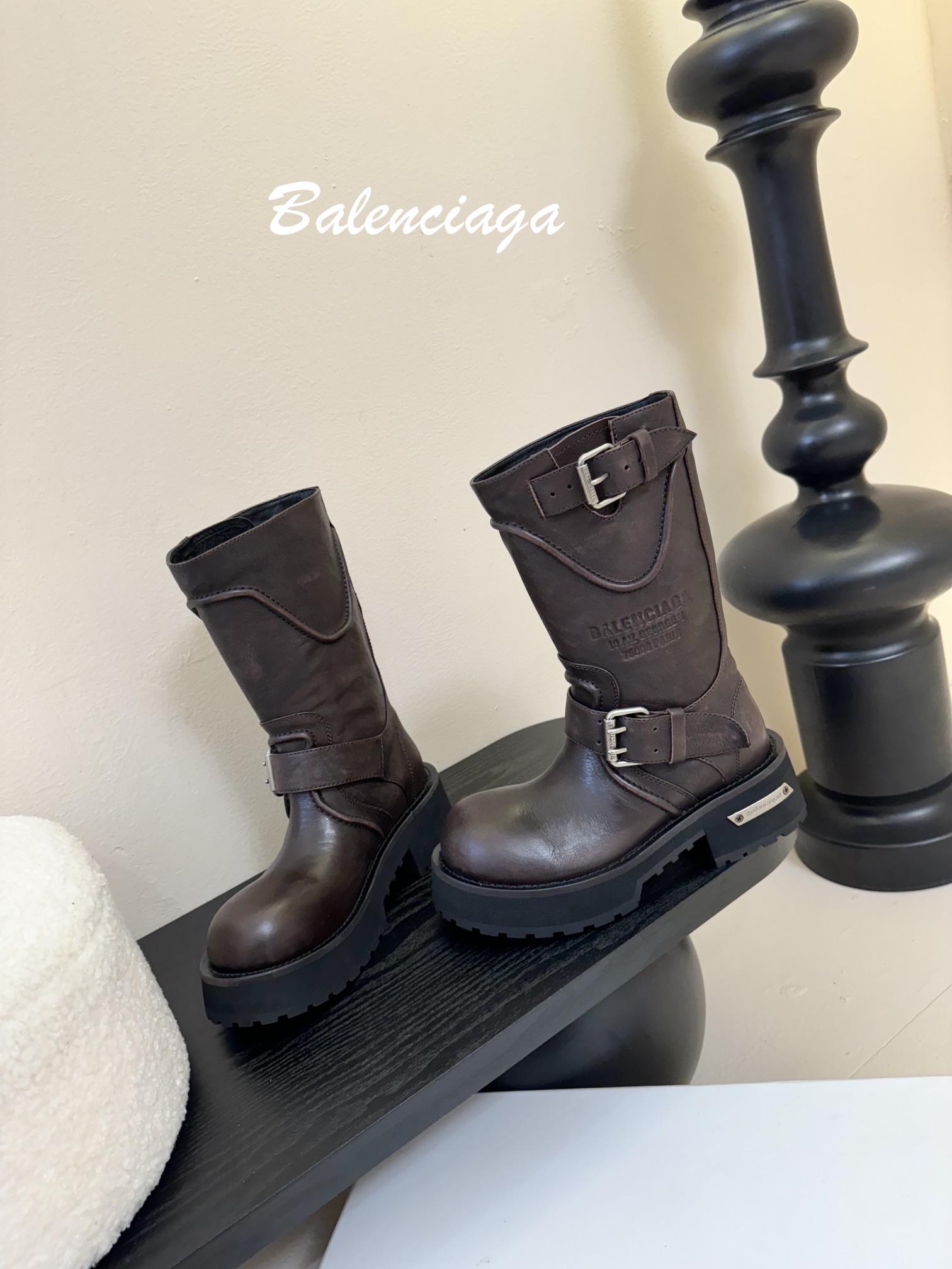 
Balenciaga 巴黎世家 25ss新款 走秀款 暗黑风酷女孩必备 机车靴 长靴 

时尚宠儿又添