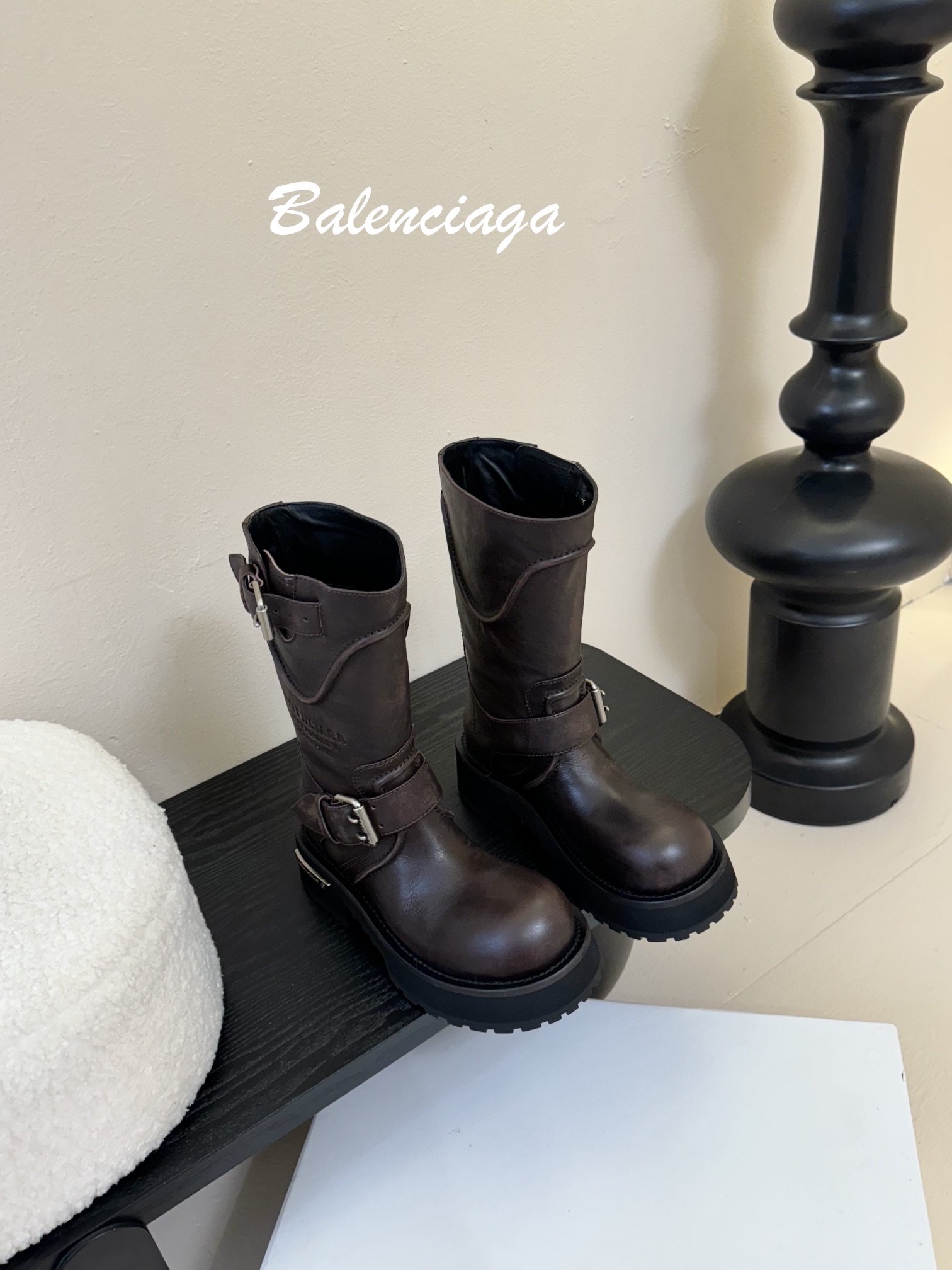 
Balenciaga 巴黎世家 25ss新款 走秀款 暗黑风酷女孩必备 机车靴 长靴 

时尚宠儿又添