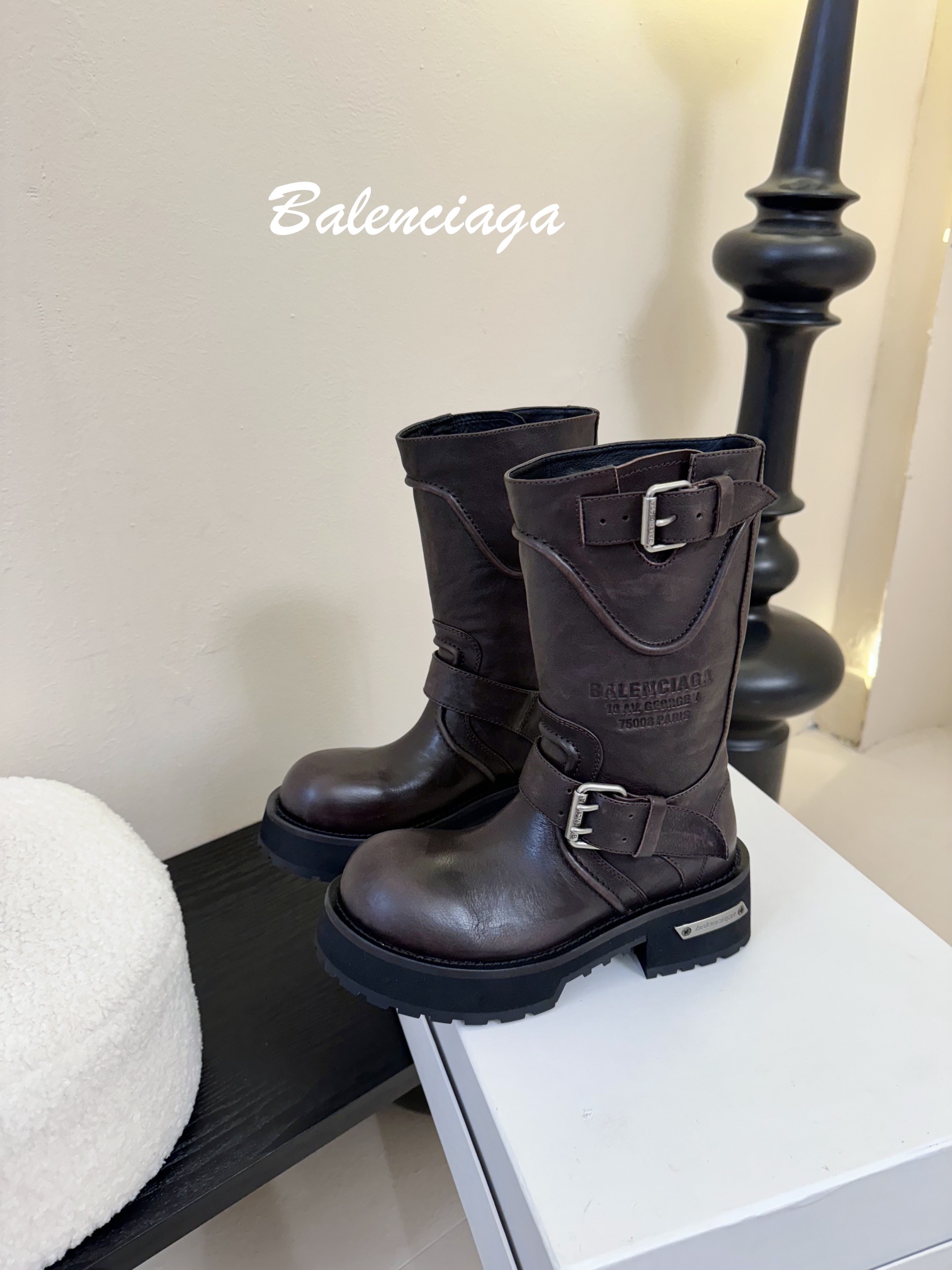 
Balenciaga 巴黎世家 25ss新款 走秀款 暗黑风酷女孩必备 机车靴 长靴 

时尚宠儿又添