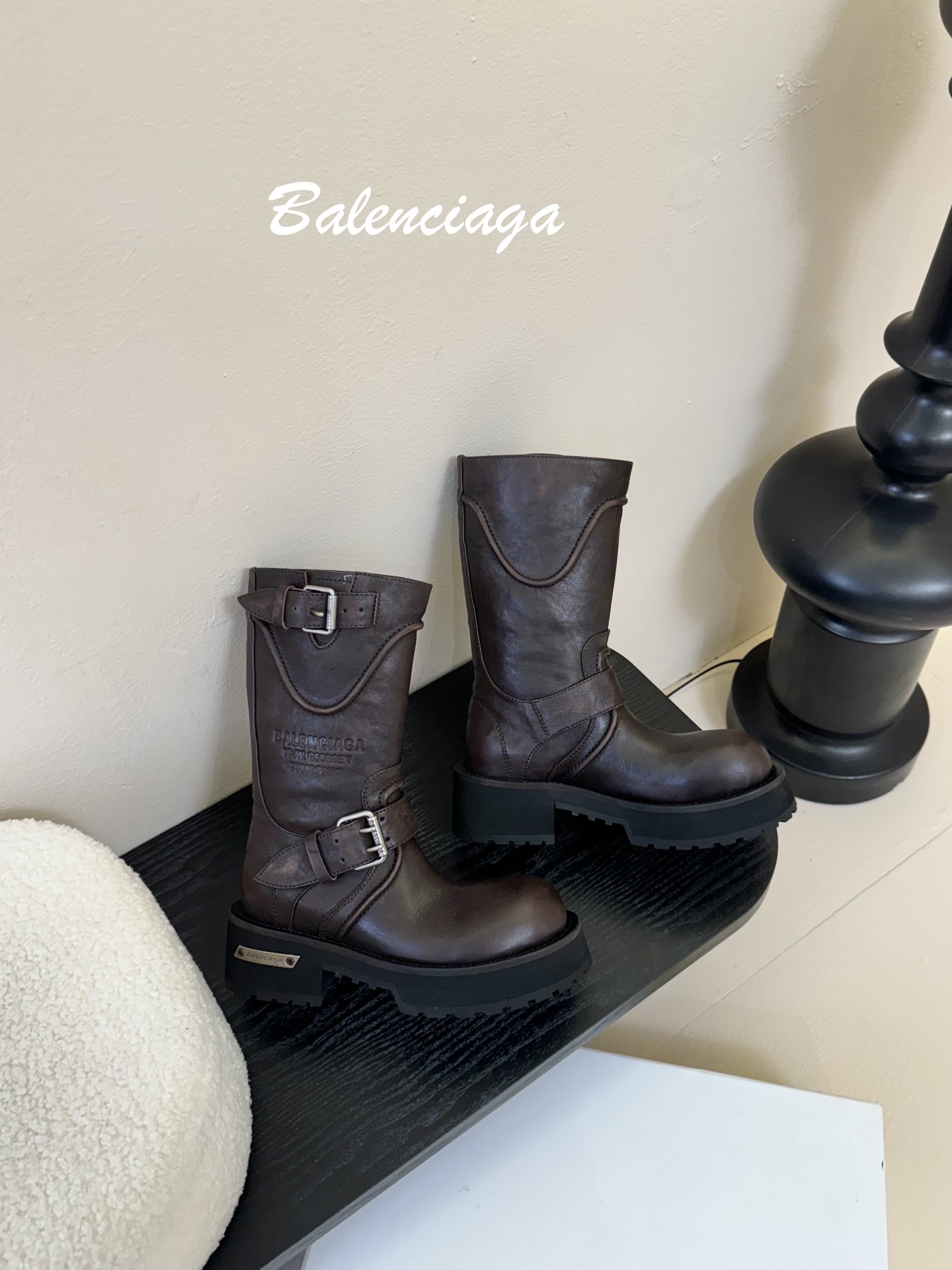 
Balenciaga 巴黎世家 25ss新款 走秀款 暗黑风酷女孩必备 机车靴 长靴 

时尚宠儿又添