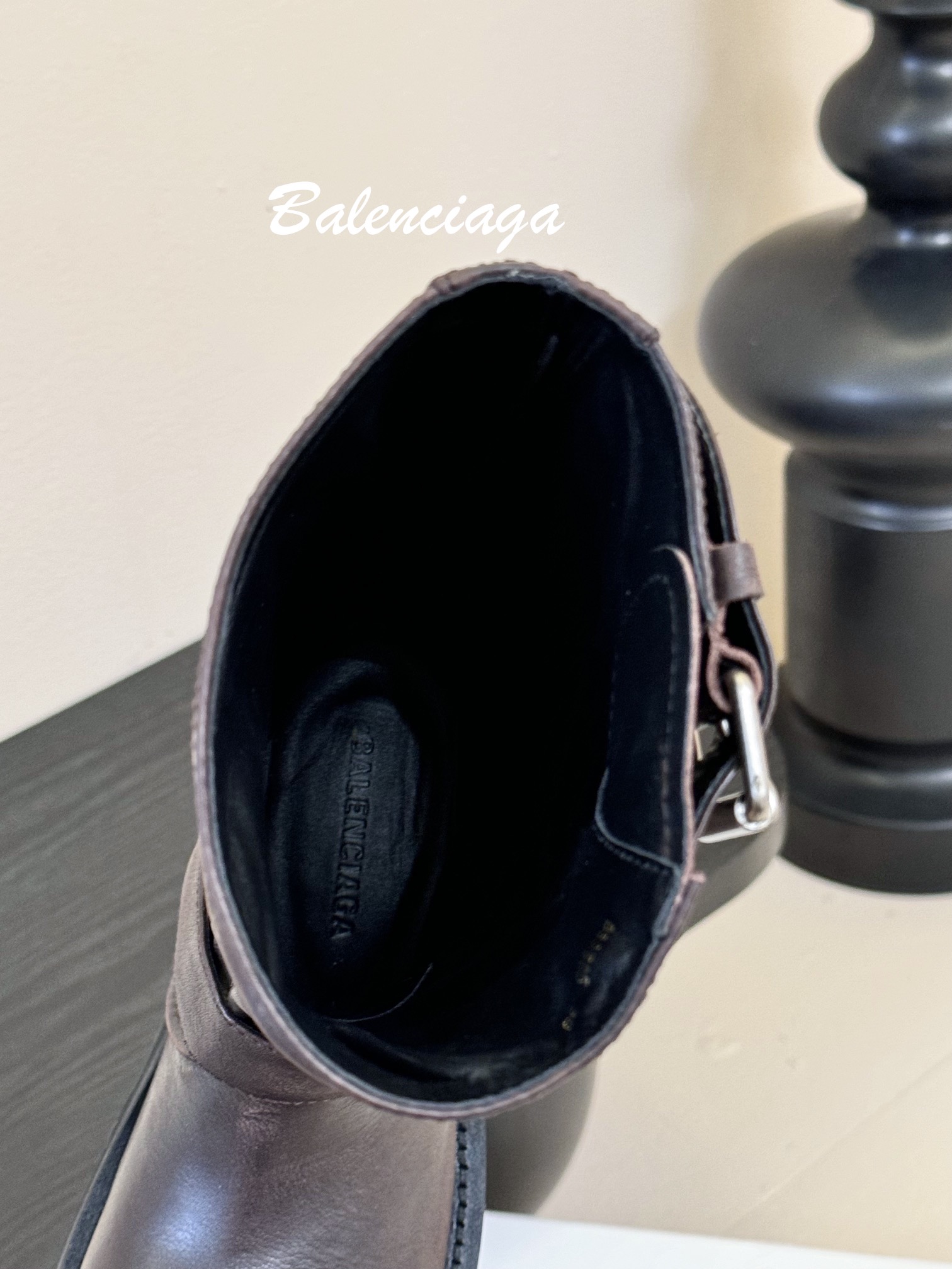 
Balenciaga 巴黎世家 25ss新款 走秀款 暗黑风酷女孩必备 机车靴 长靴 

时尚宠儿又添