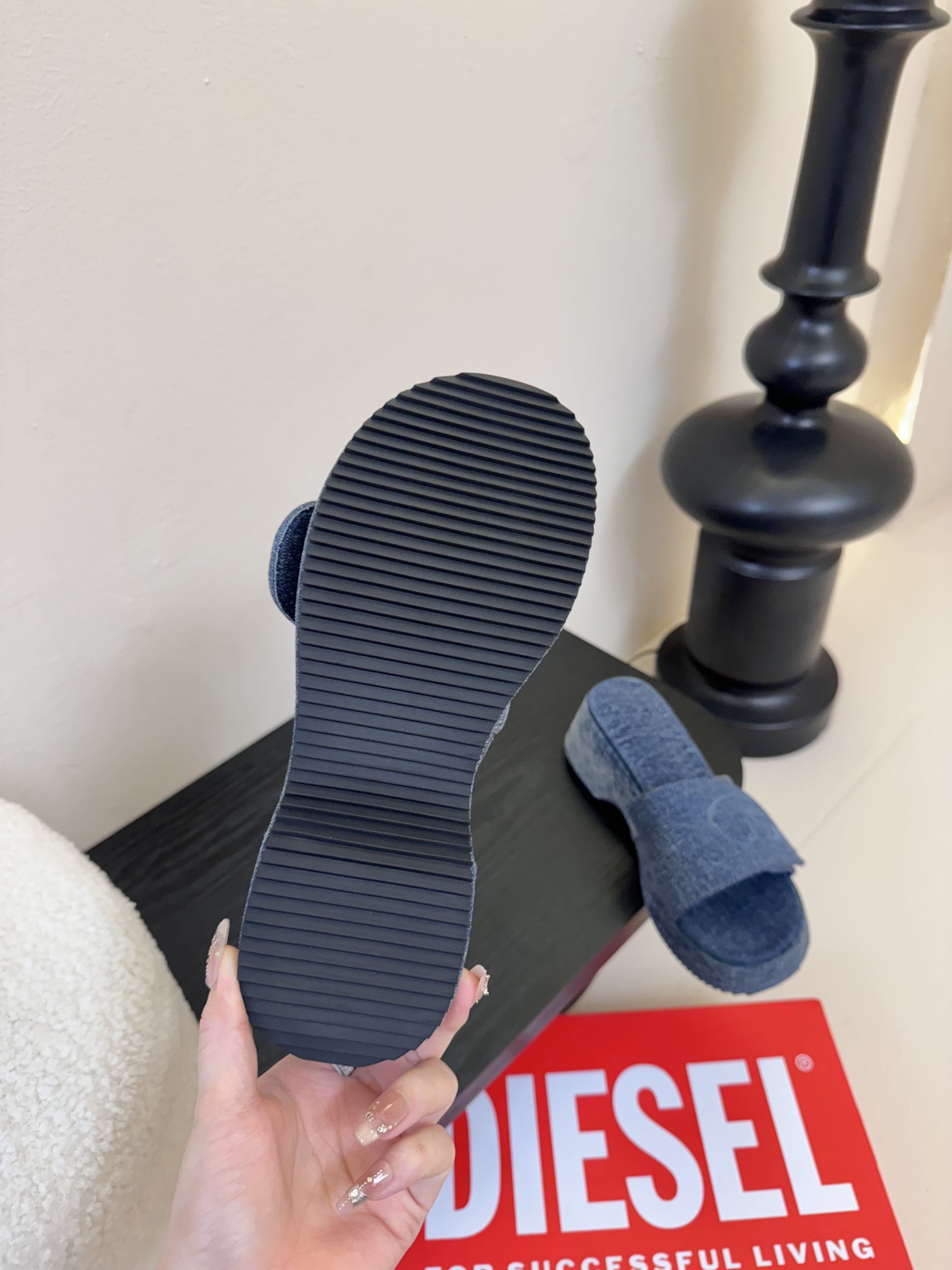 
Diesel是意大利牛仔时装品牌，DIESEL不仅是时尚服饰品牌

它更代表一种生活方式
2024年春