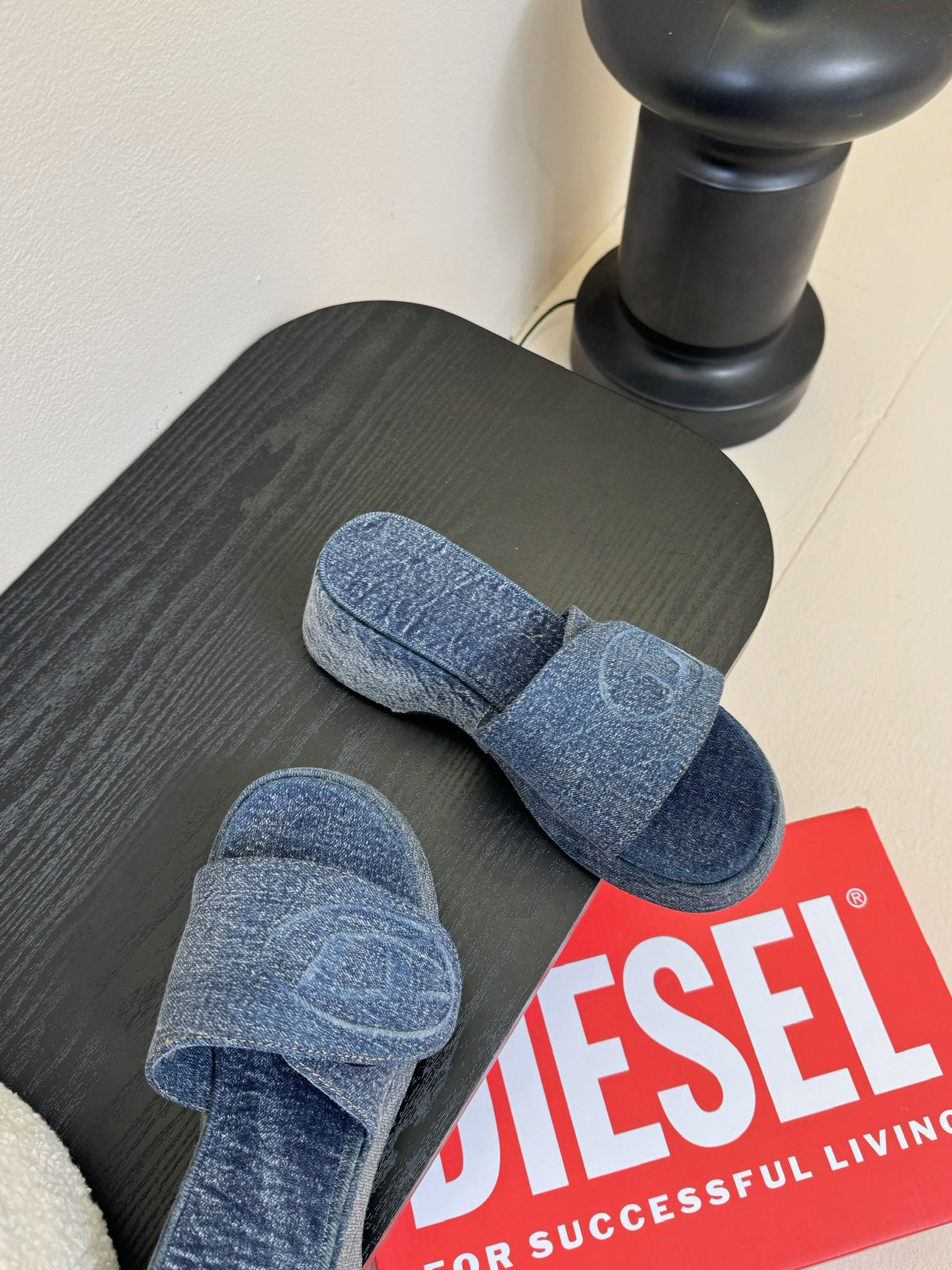 
Diesel是意大利牛仔时装品牌，DIESEL不仅是时尚服饰品牌

它更代表一种生活方式
2024年春