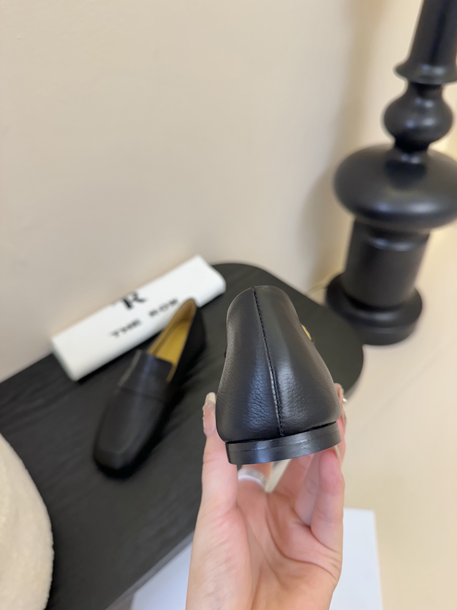 
the row方头极简百搭平底乐福鞋这款真的是史上我穿过最最舒服的款式太柔软啦！磨脚星人一定要收了它 