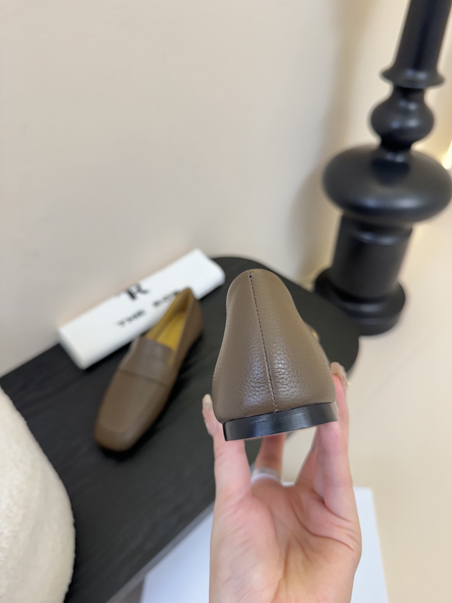 
the row方头极简百搭平底乐福鞋这款真的是史上我穿过最最舒服的款式太柔软啦！磨脚星人一定要收了它 