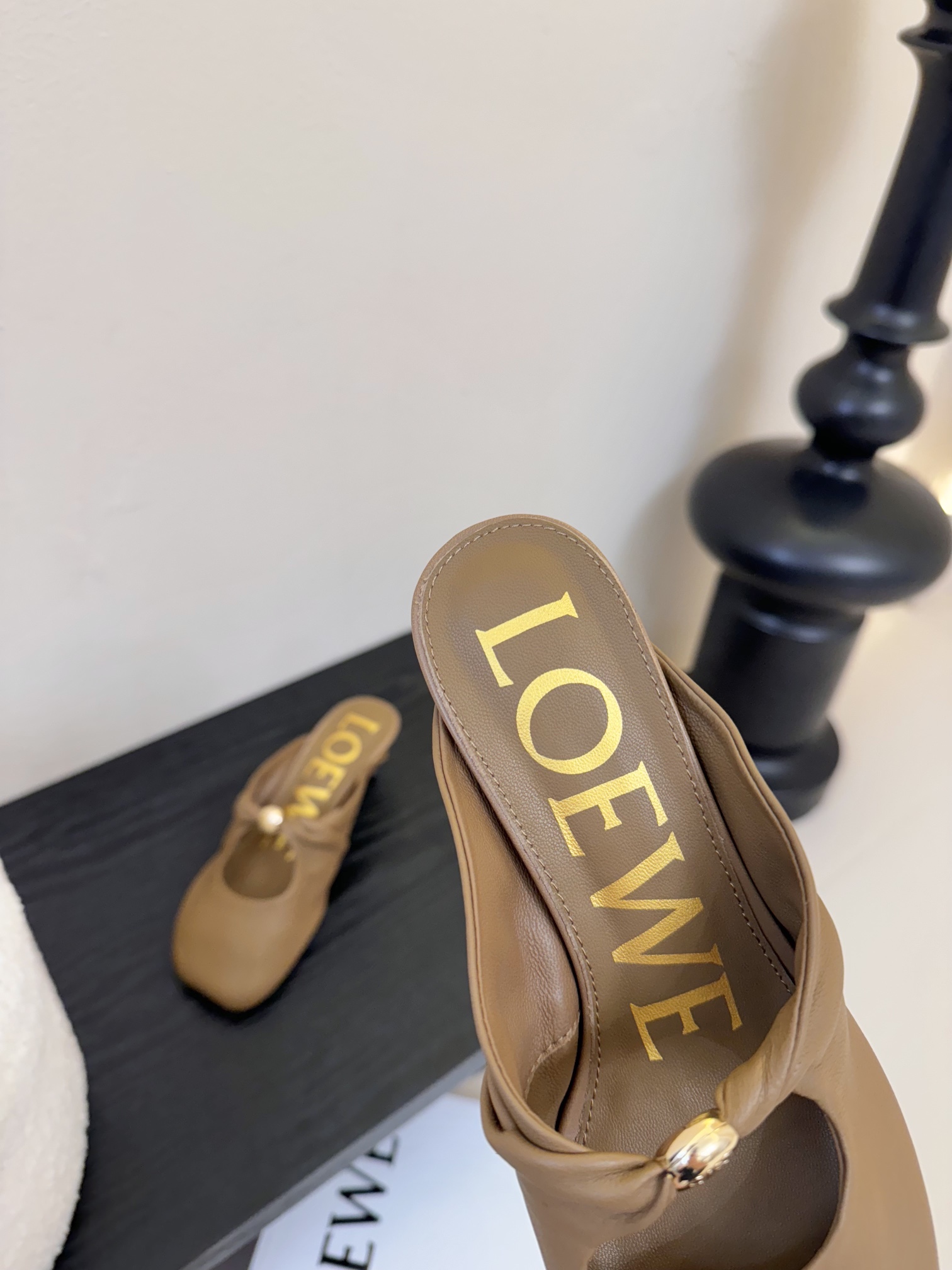 
LOEWE 25ss超软糯嘟嘟同款高跟半托

这款Pebble Soft 是芭蕾平底鞋与穆勒鞋的优雅结