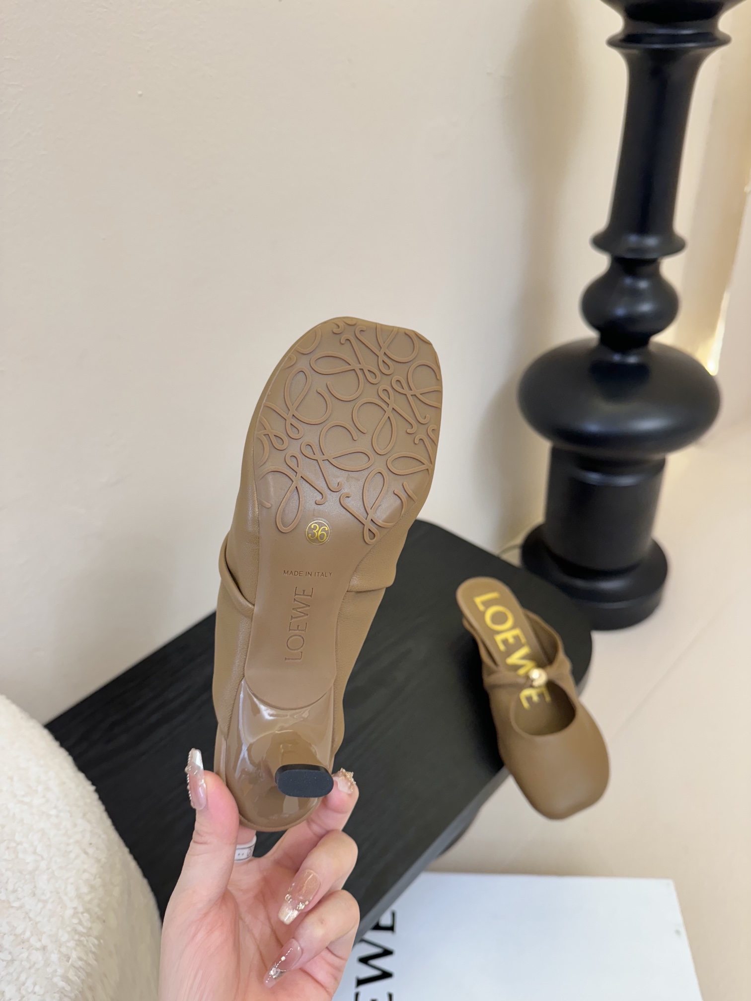 
LOEWE 25ss超软糯嘟嘟同款高跟半托

这款Pebble Soft 是芭蕾平底鞋与穆勒鞋的优雅结