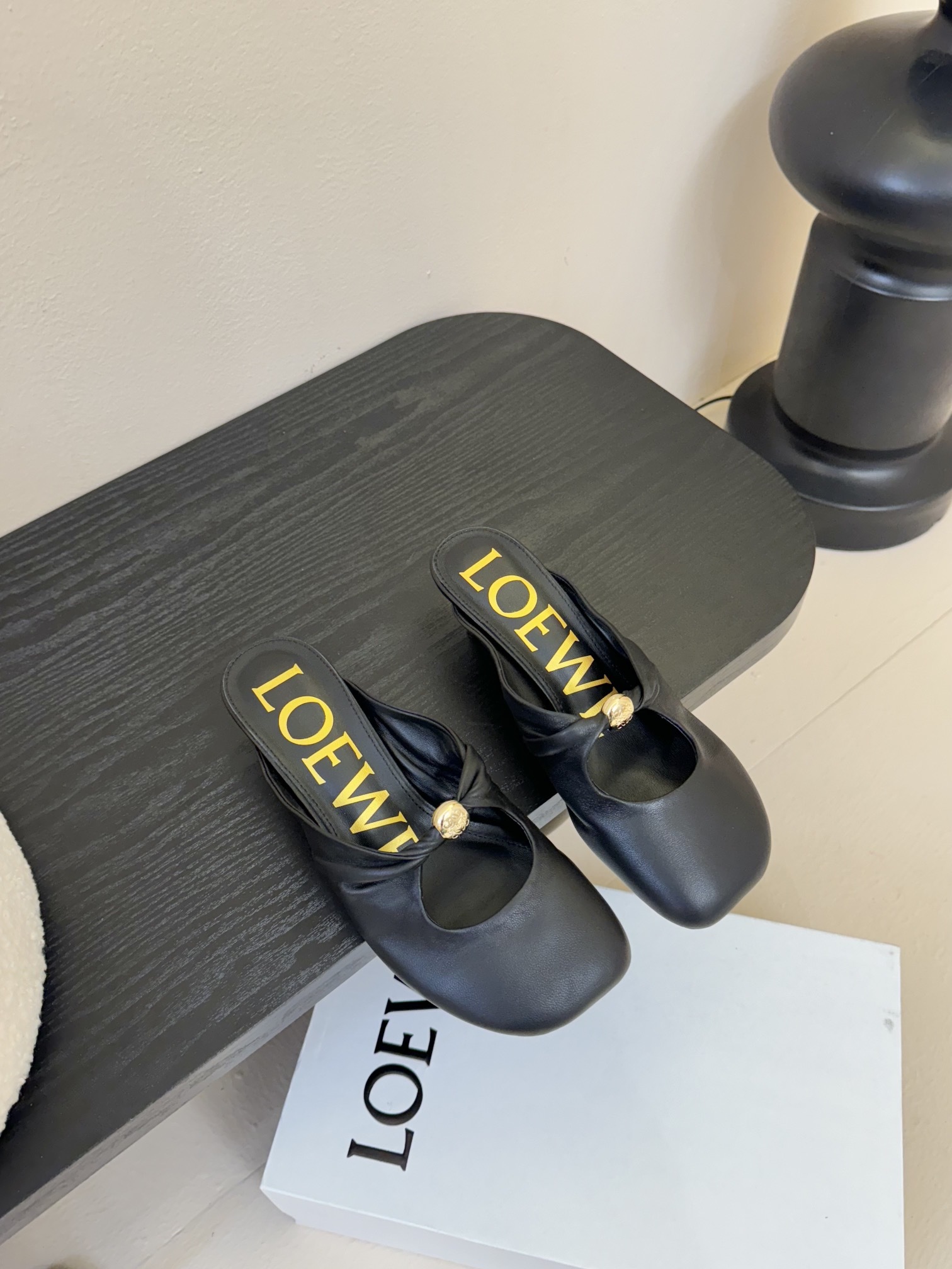LOEWE 25ss超软糯嘟嘟同款高跟半托
这款Pebble Soft 是芭蕾平底鞋与穆勒鞋的优雅结