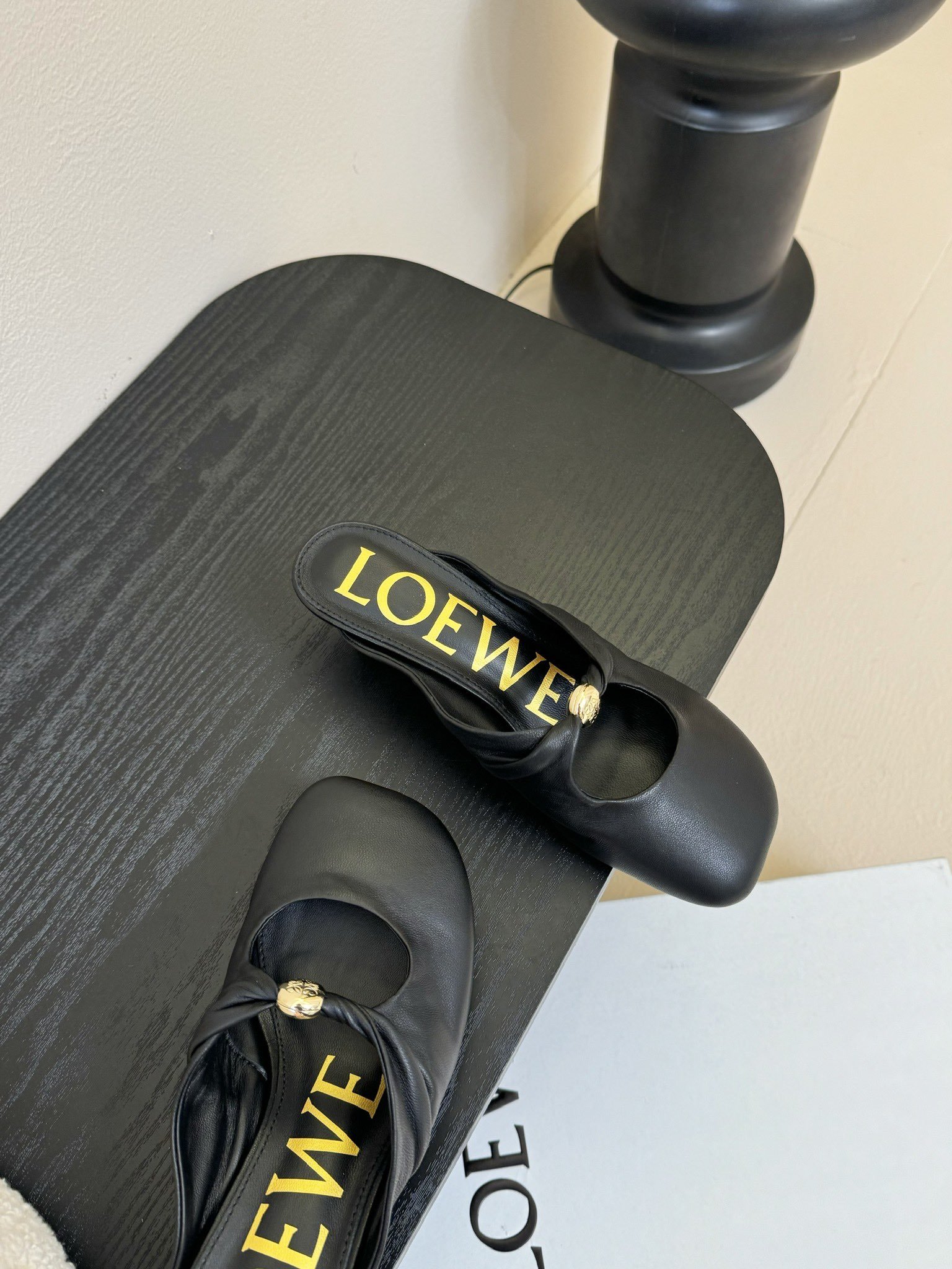 LOEWE 25ss超软糯嘟嘟同款高跟半托
这款Pebble Soft 是芭蕾平底鞋与穆勒鞋的优雅结
