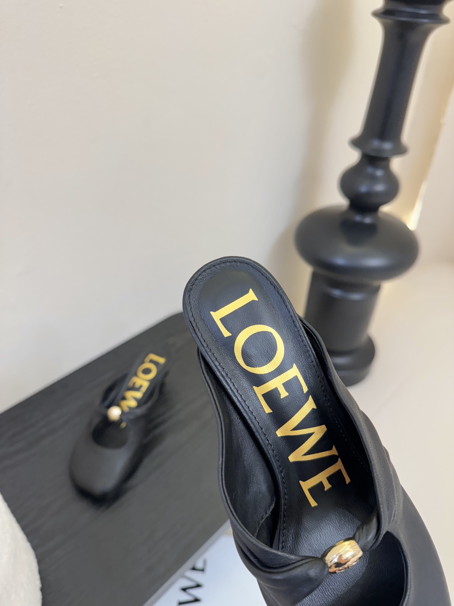 LOEWE 25ss超软糯嘟嘟同款高跟半托
这款Pebble Soft 是芭蕾平底鞋与穆勒鞋的优雅结