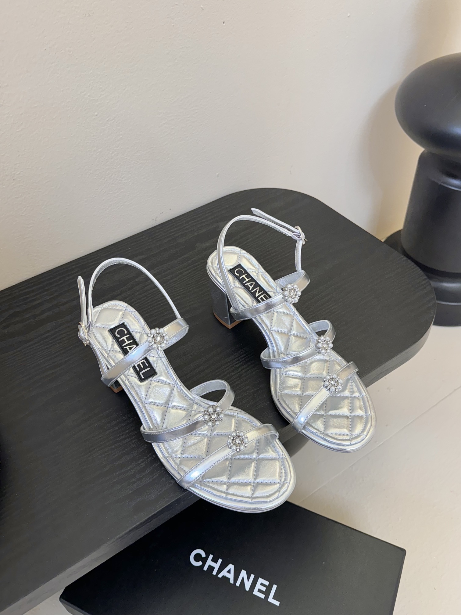 
 | ²⁰²5 𝐬𝐬 🤍🤎
 𝐂𝐡*𝐧𝐞𝐥小香早春新款🆕  专柜同步仙女珍珠扣logo小跟凉鞋，上脚依
