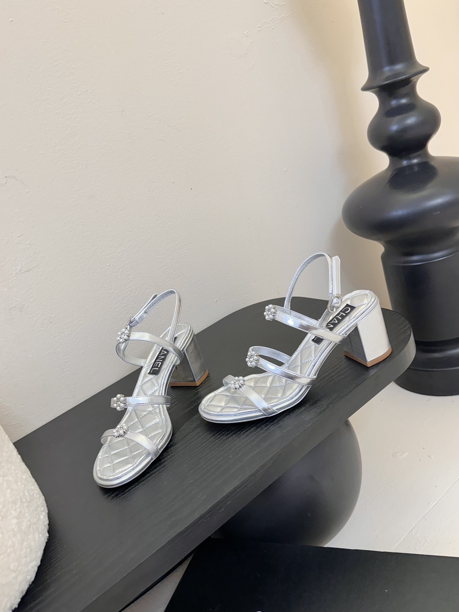 
 | ²⁰²5 𝐬𝐬 🤍🤎
 𝐂𝐡*𝐧𝐞𝐥小香早春新款🆕  专柜同步仙女珍珠扣logo小跟凉鞋，上脚依