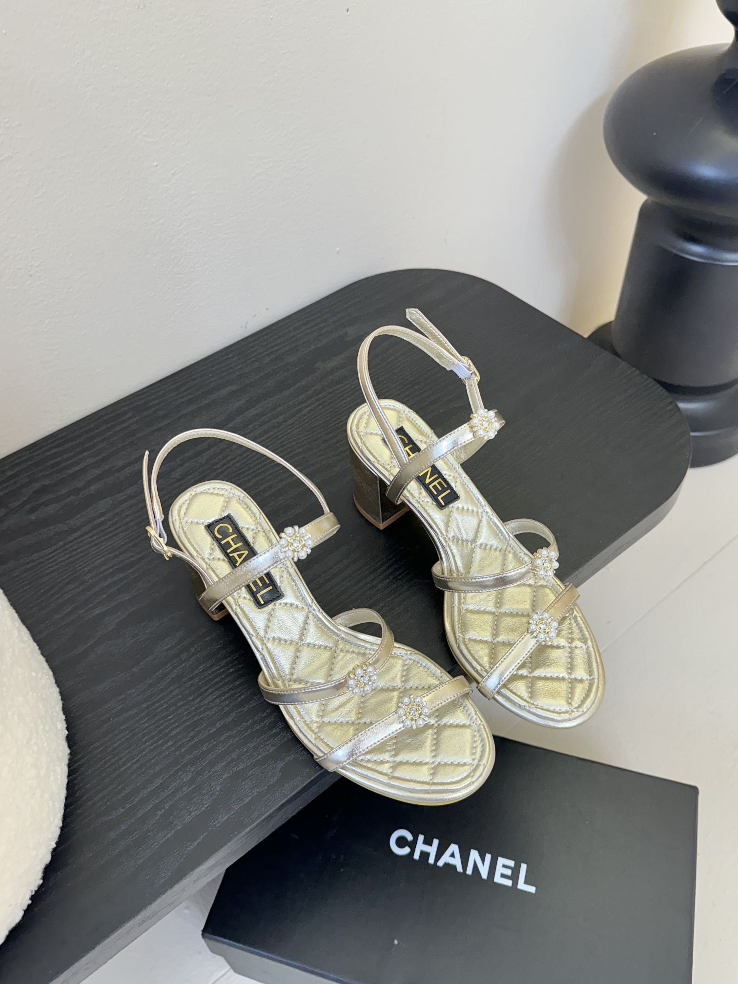 
 | ²⁰²5 𝐬𝐬 🤍🤎
 𝐂𝐡*𝐧𝐞𝐥小香早春新款🆕  专柜同步仙女珍珠扣logo小跟凉鞋，上脚依