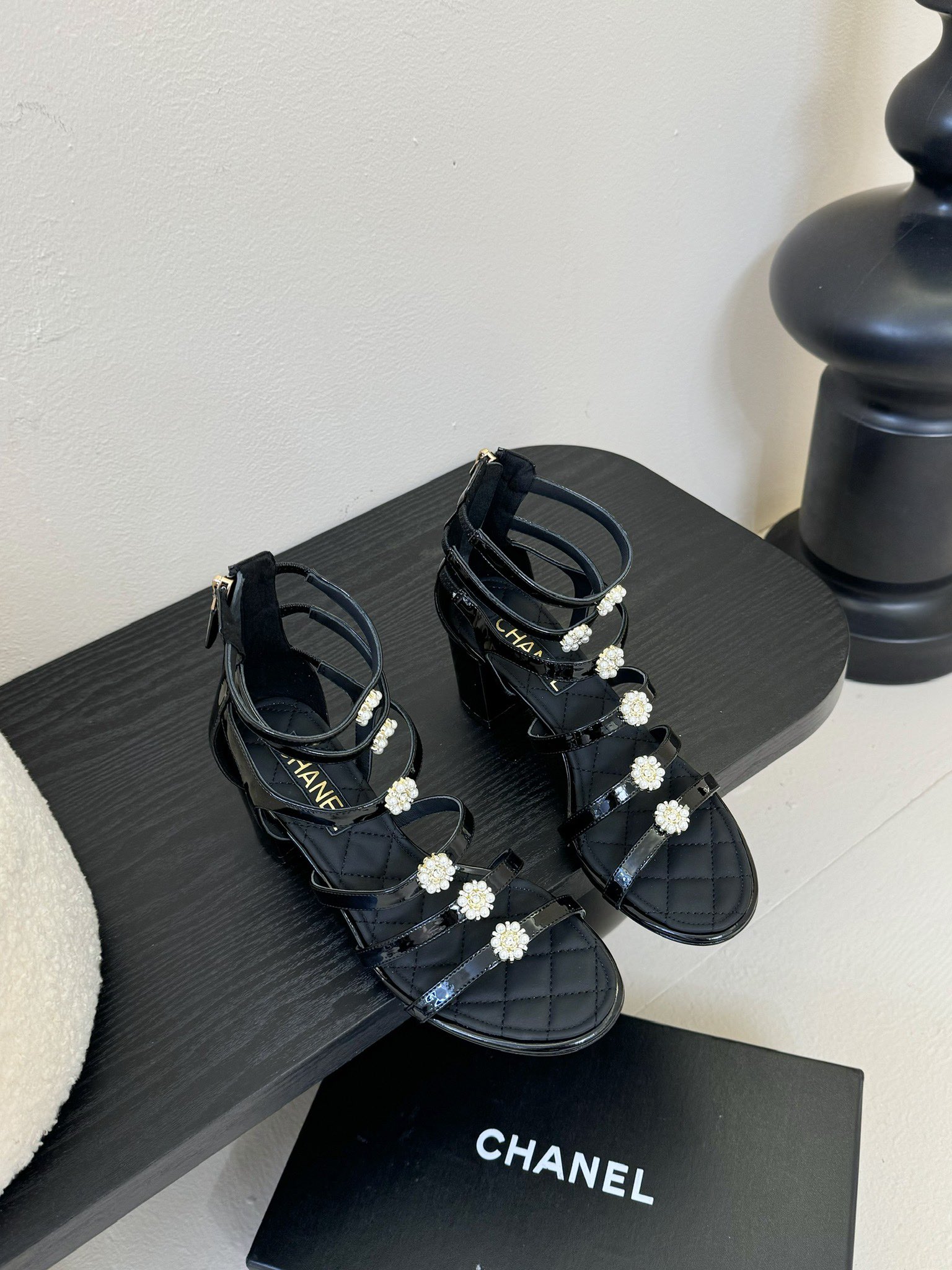 
 | ²⁰²5 𝐬𝐬 🤍🤎
 𝐂𝐡*𝐧𝐞𝐥小香早春新款🆕  专柜同步仙女珍珠扣logo小跟凉鞋，上脚依