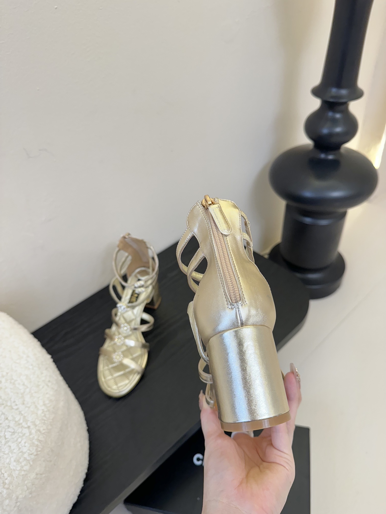 
 | ²⁰²5 𝐬𝐬 🤍🤎
 𝐂𝐡*𝐧𝐞𝐥小香早春新款🆕  专柜同步仙女珍珠扣logo小跟凉鞋，上脚依