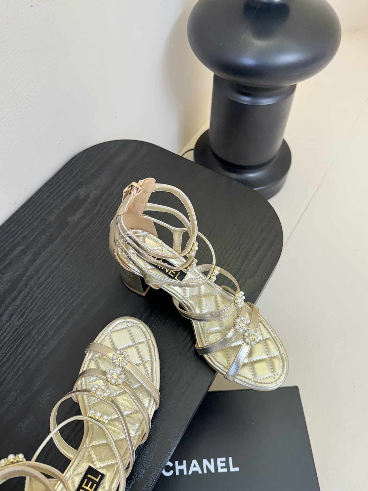 
 | ²⁰²5 𝐬𝐬 🤍🤎
 𝐂𝐡*𝐧𝐞𝐥小香早春新款🆕  专柜同步仙女珍珠扣logo小跟凉鞋，上脚依