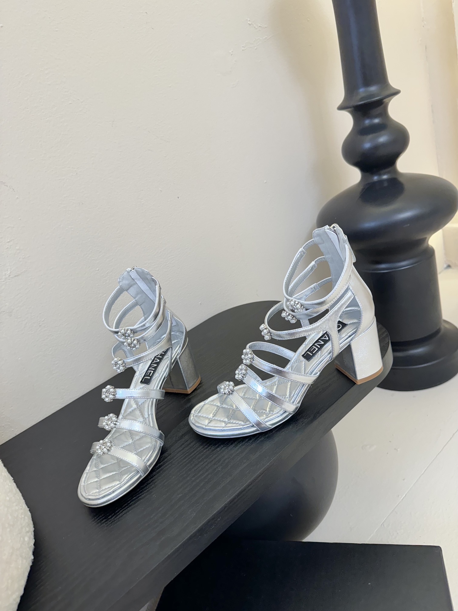 
 | ²⁰²5 𝐬𝐬 🤍🤎
 𝐂𝐡*𝐧𝐞𝐥小香早春新款🆕  专柜同步仙女珍珠扣logo小跟凉鞋，上脚依