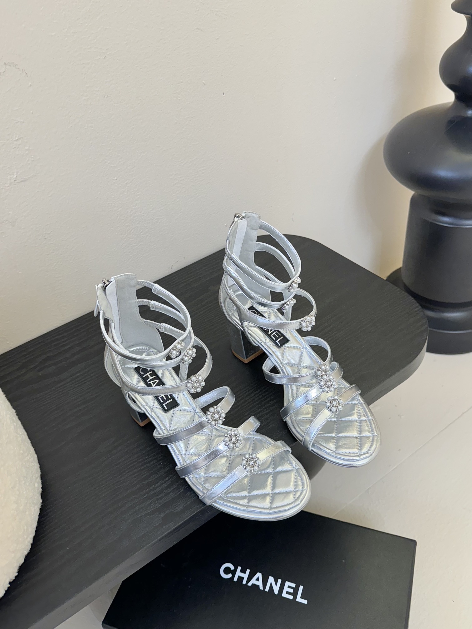
 | ²⁰²5 𝐬𝐬 🤍🤎
 𝐂𝐡*𝐧𝐞𝐥小香早春新款🆕  专柜同步仙女珍珠扣logo小跟凉鞋，上脚依
