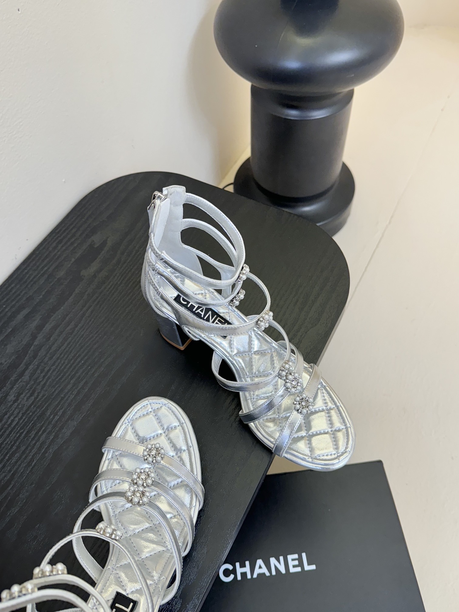 
 | ²⁰²5 𝐬𝐬 🤍🤎
 𝐂𝐡*𝐧𝐞𝐥小香早春新款🆕  专柜同步仙女珍珠扣logo小跟凉鞋，上脚依