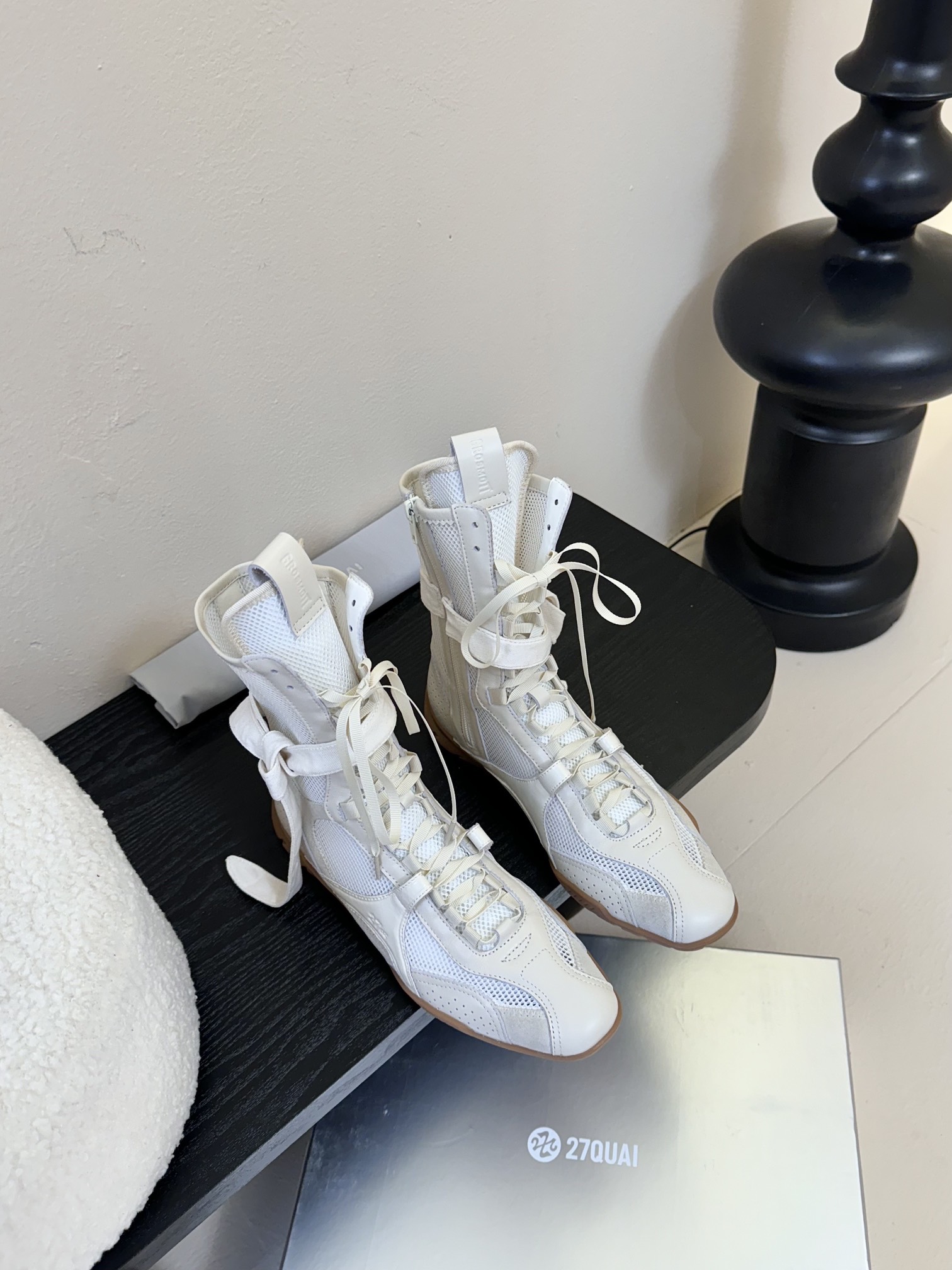 
27QUAI 小众潮牌 25ss春夏新款 走秀款德训鞋 

设计理念源于拳击靴和芭蕾舞鞋两者的结合，动