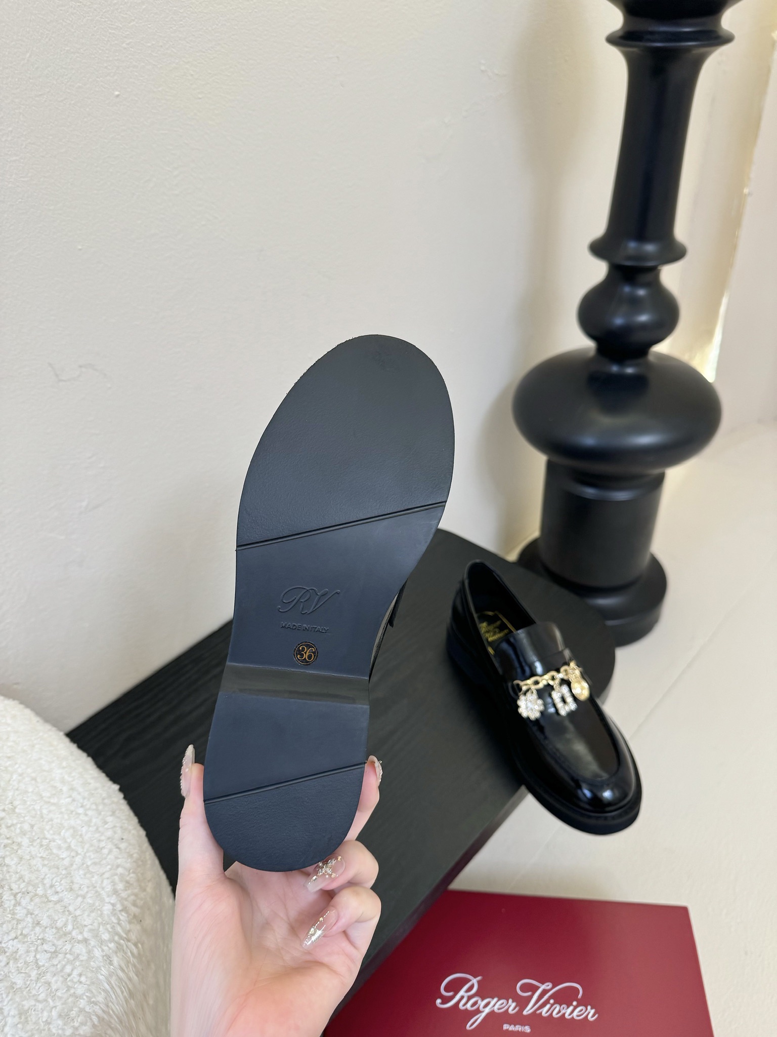 
RV 乐福鞋半拖好看到起飞
全新上线的乐福鞋 比起之前经典款 别致的把方扣改小放到了侧面 鞋身更加秀气