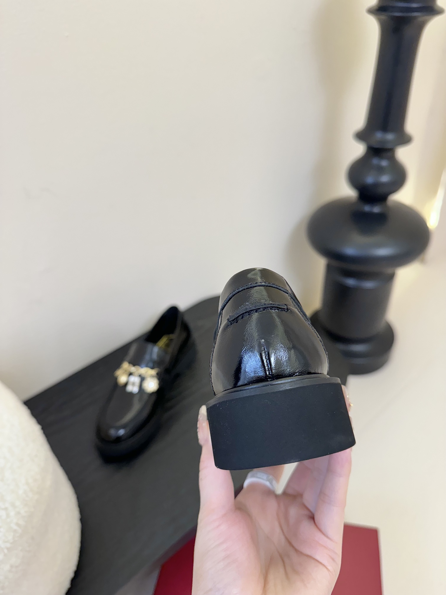 
RV 乐福鞋半拖好看到起飞
全新上线的乐福鞋 比起之前经典款 别致的把方扣改小放到了侧面 鞋身更加秀气