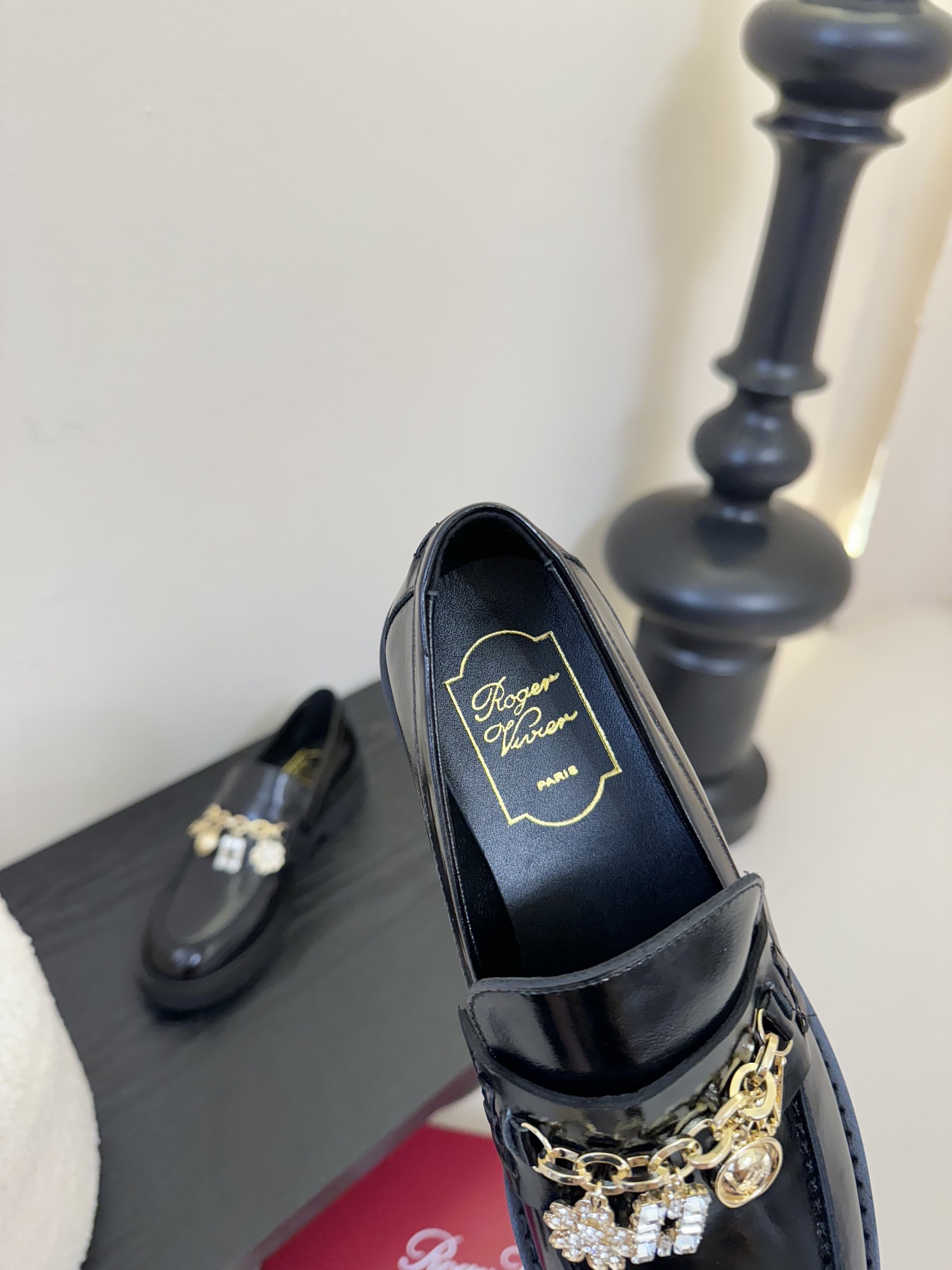 
RV 乐福鞋半拖好看到起飞
全新上线的乐福鞋 比起之前经典款 别致的把方扣改小放到了侧面 鞋身更加秀气