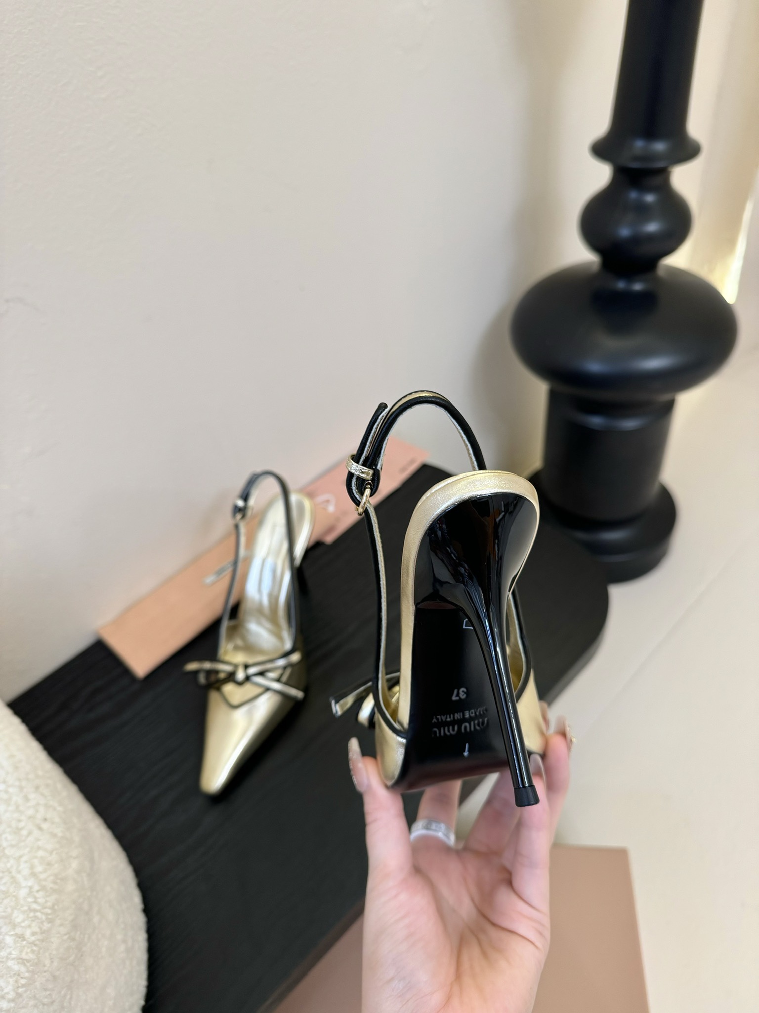 
miumiu缪缪25春夏新款复古高跟凉鞋！春夏清新配色🔥🎉曲线优美，小猫跟后空凉鞋 🌟日常穿搭都很搭🌟