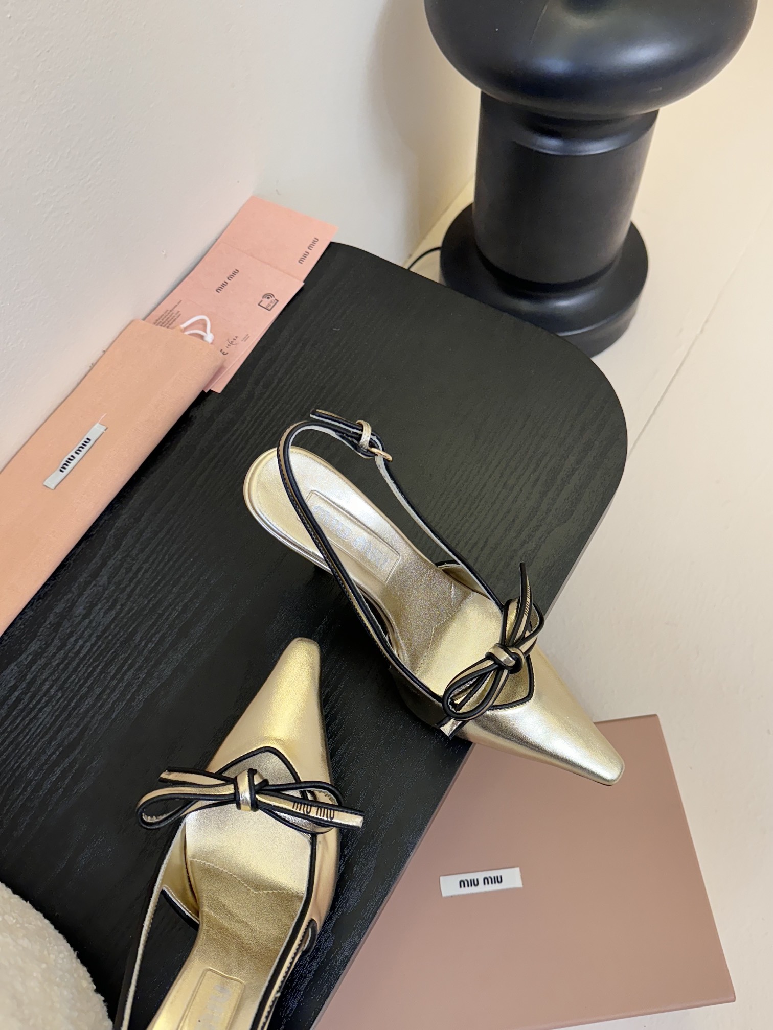 
miumiu缪缪25春夏新款复古高跟凉鞋！春夏清新配色🔥🎉曲线优美，小猫跟后空凉鞋 🌟日常穿搭都很搭🌟